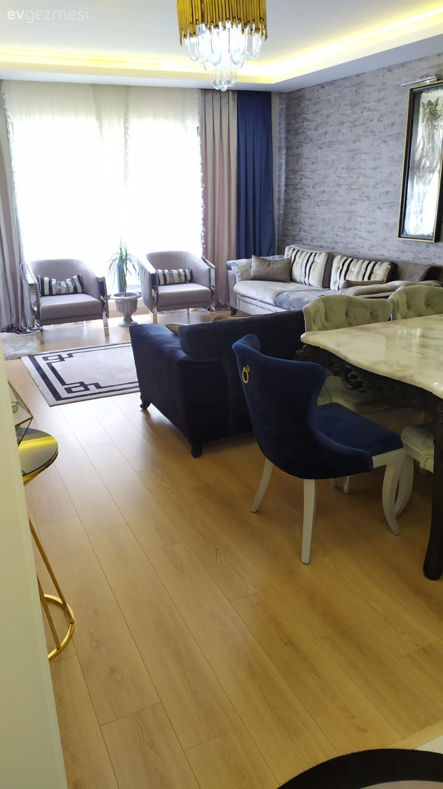 Salon, Art deko, Parlament mavisi, Gri, Beyaz, Koltuk takımı, Tv ünitesi, Altın, Kırlent, Ev tekstili, Çizgili desen, Desenler, Duvar dekorasyonu, Halı, Salon halısı, Tablo, Sandalye, Yemek masası, Berjer