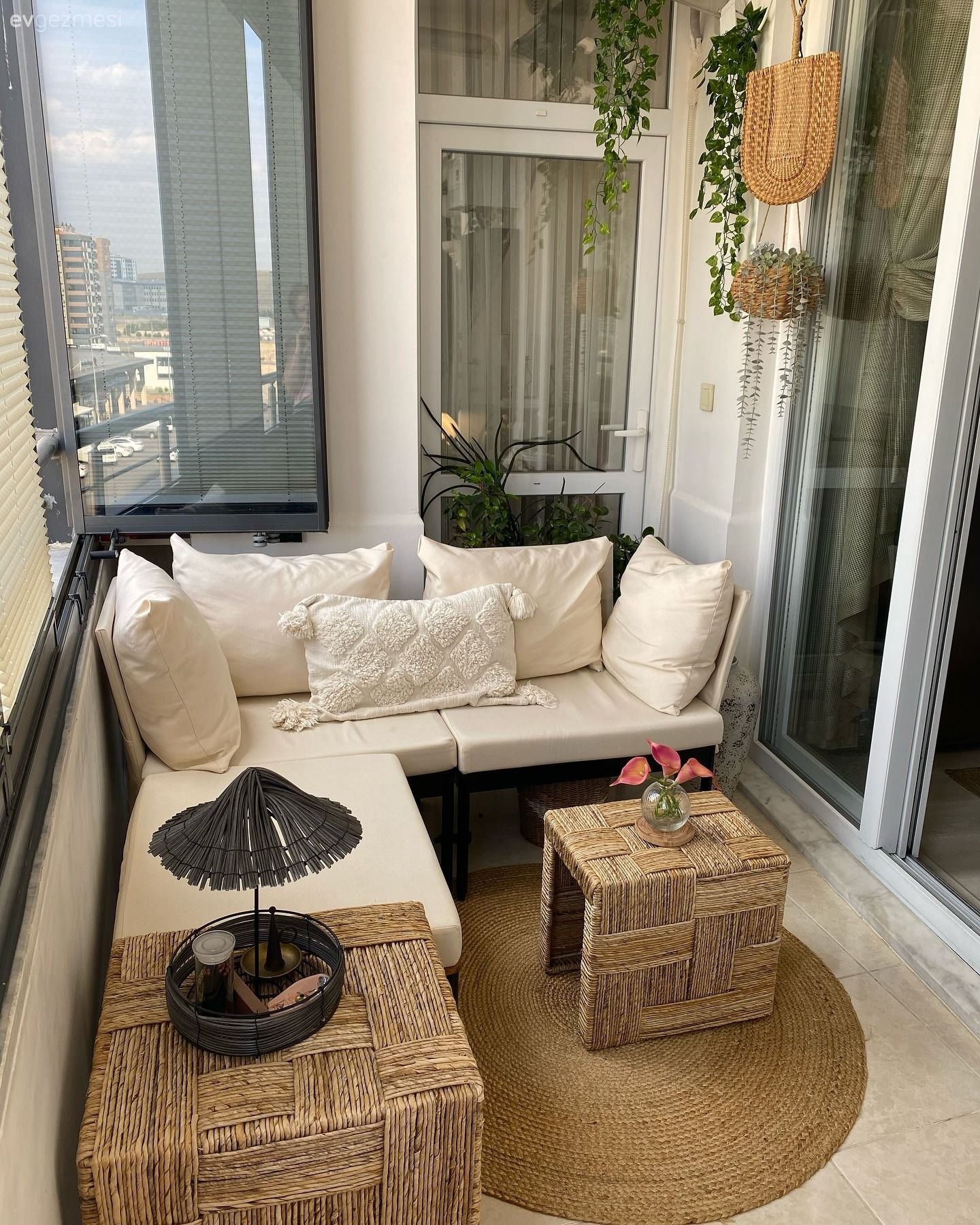 Bu Gaziantep Balkonu Portatif Mobilyasıyla Çok Kullanışlı