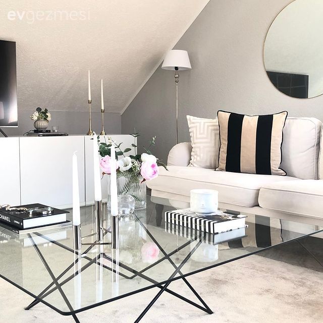 Salon, Modern, Beyaz, Siyah, Tv ünitesi, Tv ünitesi aksesuarları, Ev Aksesuar, Koltuk takımı, Kırlent, Ev tekstili, Çizgili desen, Desenler, Yuvarlak ayna, Dekoratif ayna, Orta sehpa, Sehpa, Cam orta sehpa, Şamdan, Halı, Salon halısı