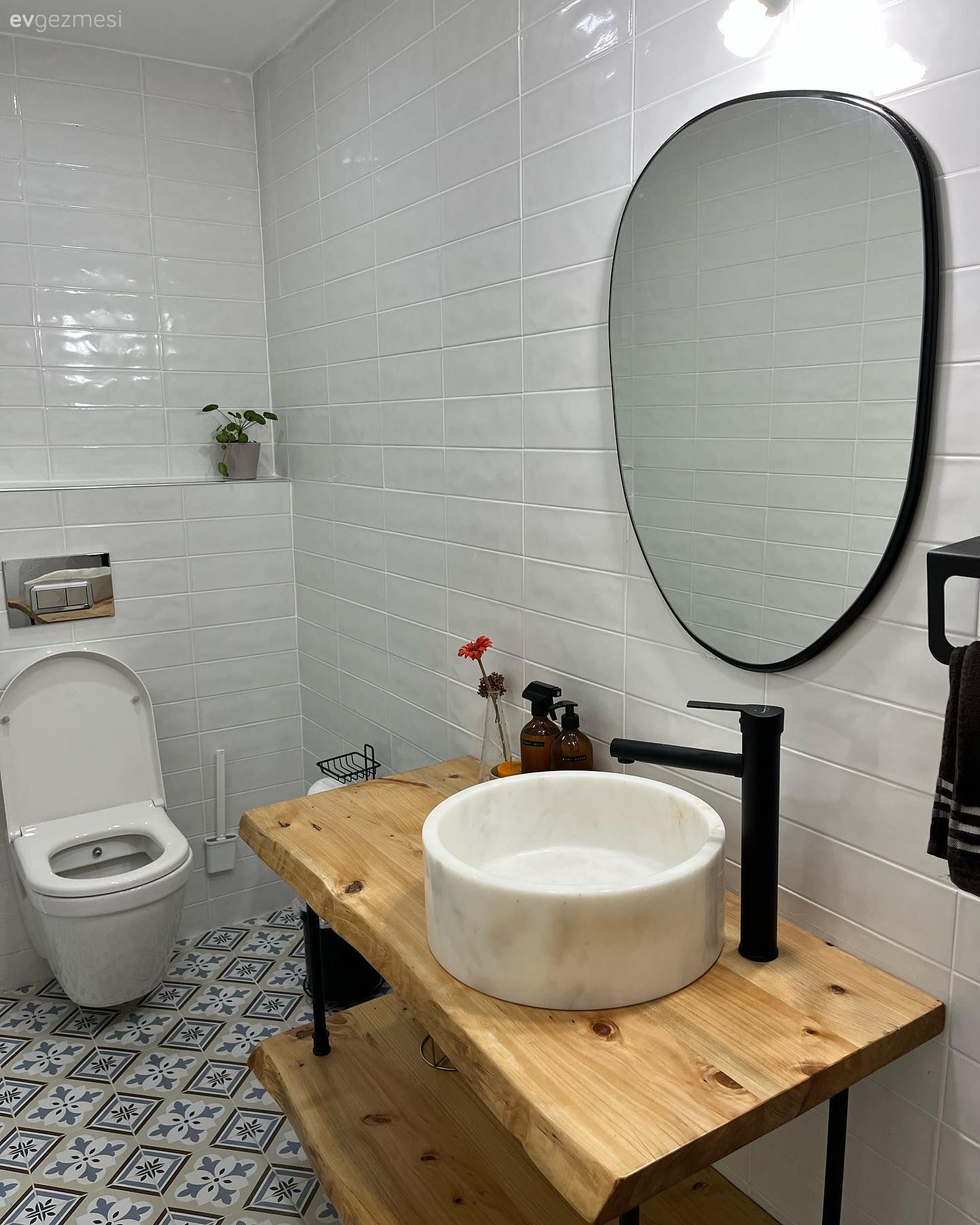 Banyo, Rustik, Ahşap Mobilya, Beyaz, Siyah, Banyo seramikleri, Banyo aynası, Stencil, Mobilya boyama, Banyo lavabosu