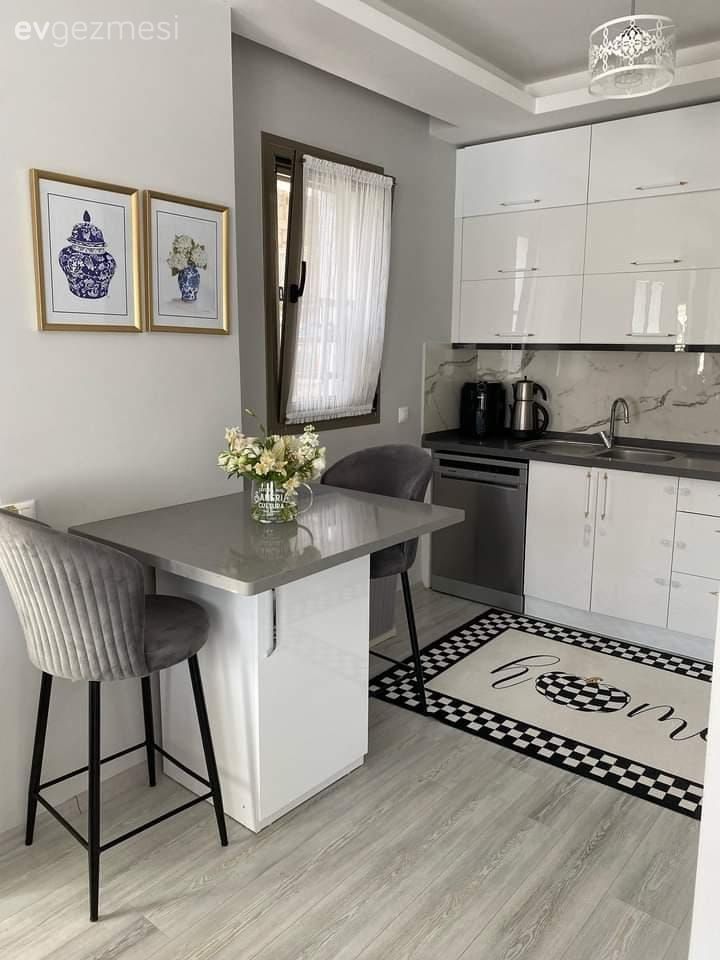 Mutfak, Beyaz, Gri, Mutfak tezgahı, Mutfak tezgah arası, Tezgah arası doğal taş, Mutfak halısı, Sandalye, Mutfak masası, Çerçeve, Mutfak aksesuarları, Modern