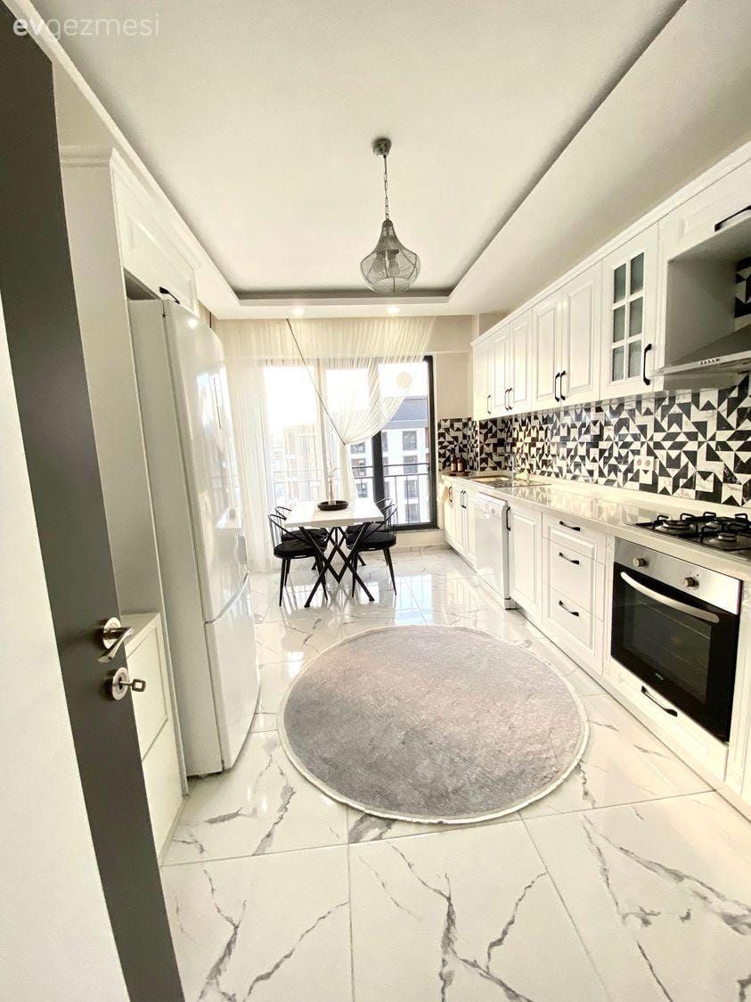 Beyaz ve Siyah Uyumu Bu Çanakkale Mutfağını Ele Geçirmiş!