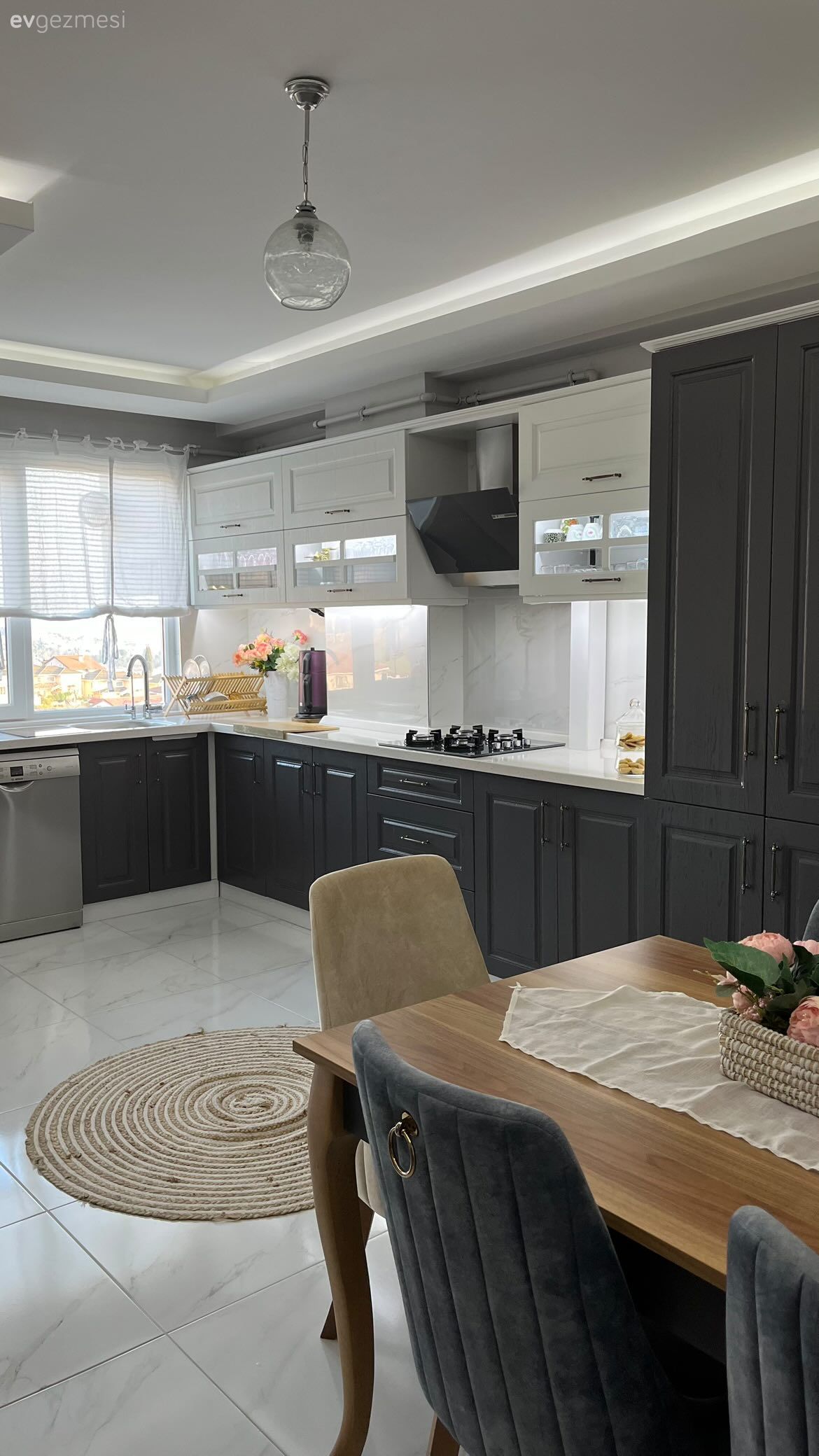 Mutfak, Beyaz, Antrasit  , Siyah, Shaker kapaklı dolaplar, Mutfak tezgahı, Mutfak tezgah arası, Tezgah arası seramik, Mutfak perdesi, Mutfak halısı, Sandalye, Mutfak masası