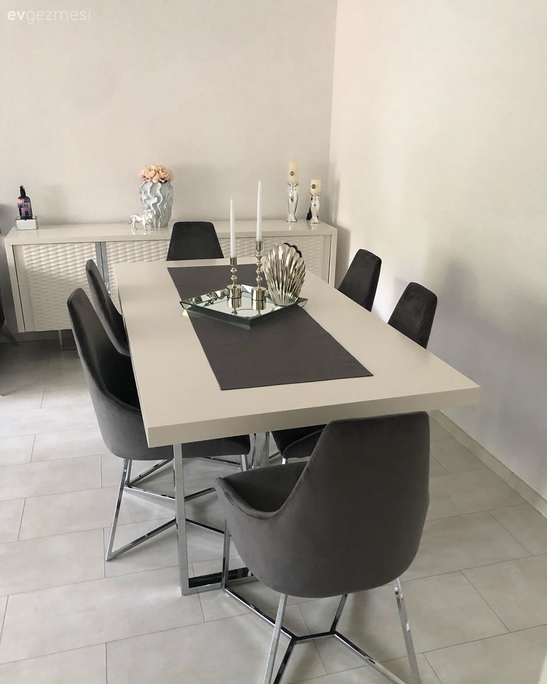 Modern, Yemek Odası, Beyaz, Gri, Konsol, Konsol üzeri dekoratif objeleri, Modern chesterfield, Vazo, Ev Aksesuar, Siyah