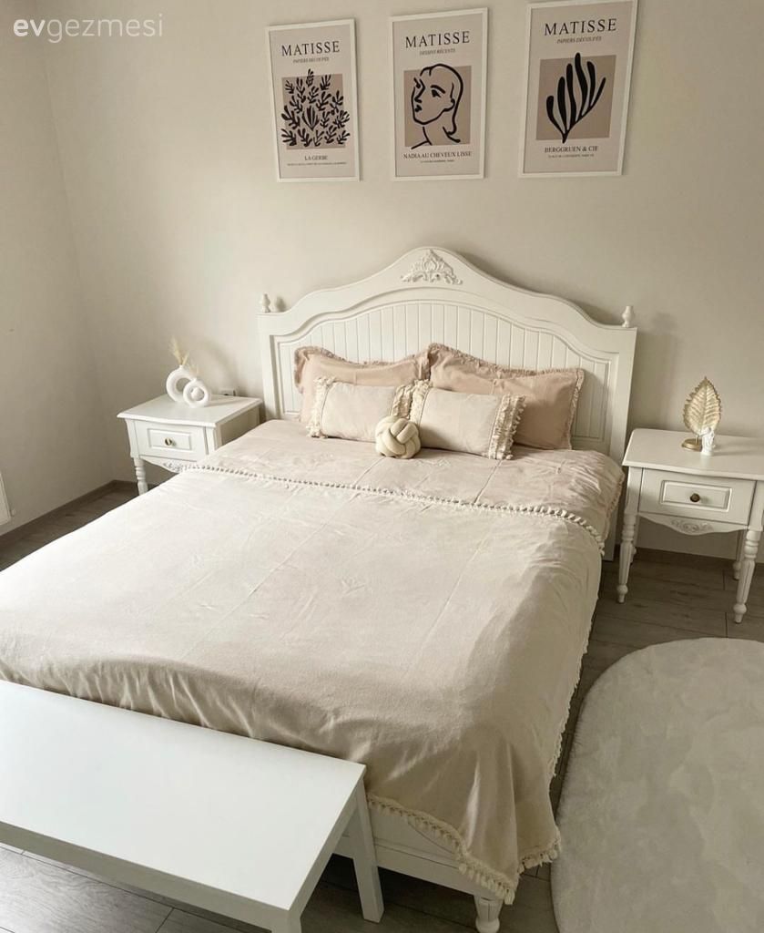 Yatak Odası, Country, Beyaz, Bej, Krem, Yatak başlığı, Yatak odası duvar dekorasyonu, Komodin, Yatak örtüsü, Kırlent, Ev tekstili, Halı, Tablo, Duvar dekorasyonu