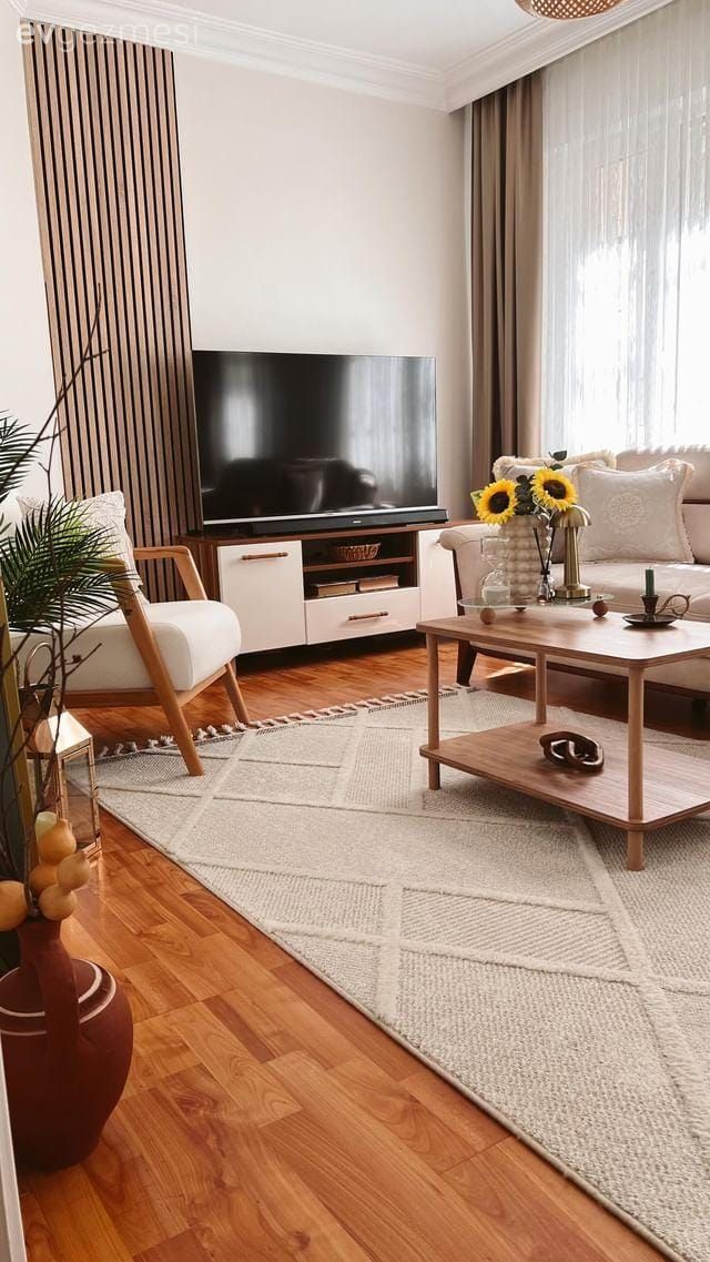 Salon, İskandinav, Beyaz, Bej, Kahverengi, Ahşap Mobilya, Koltuk takımı, Duvar çıtalama, Tv ünitesi, Tv ünitesi aksesuarları, Ev Aksesuar, Berjer, Orta sehpa, Sehpa, Halı, Salon halısı, Fon perde, Perde, Tül perde, Saksı, Ev bitkisi, Dekoratif Objeler