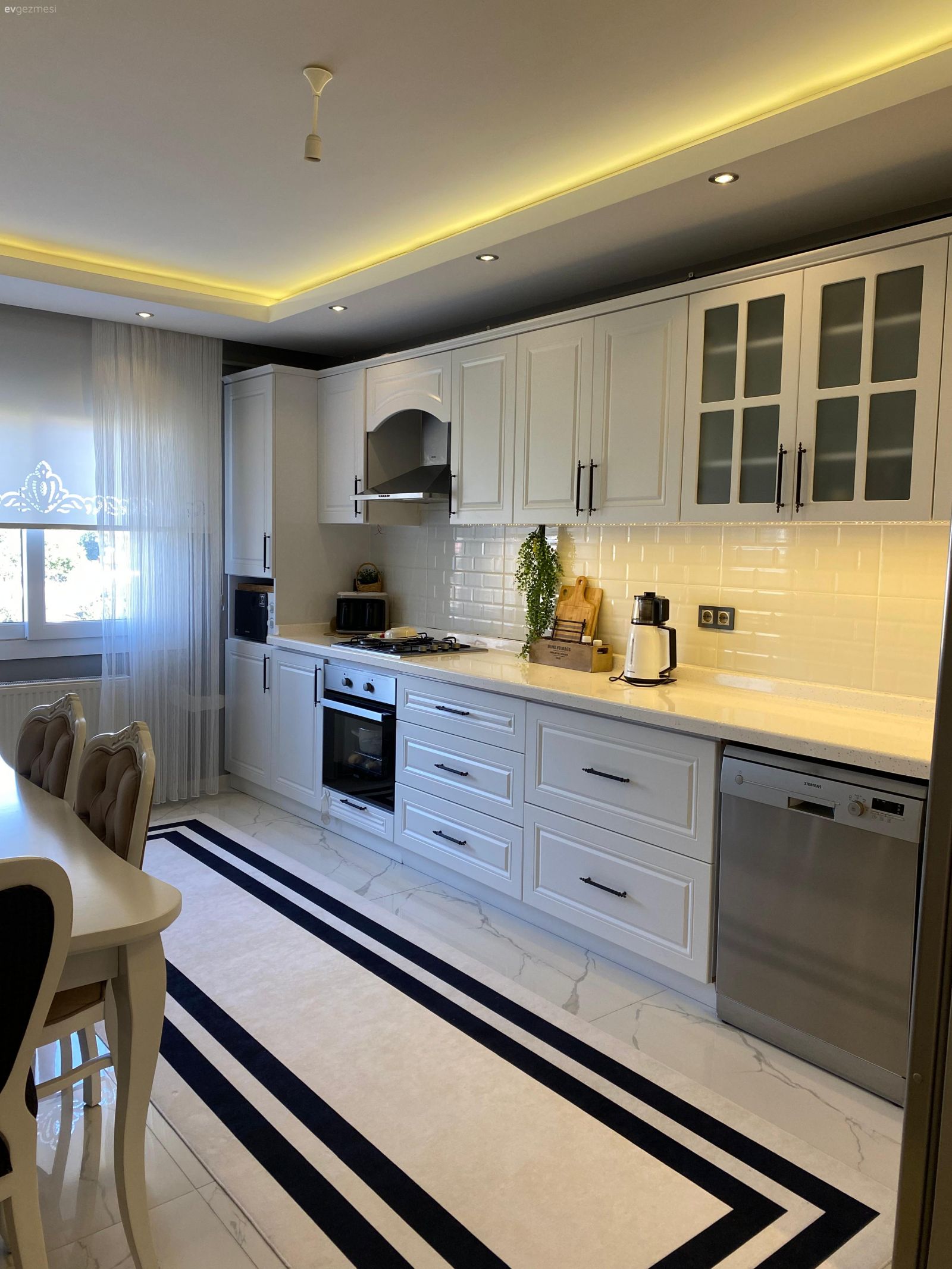 Mutfak, Beyaz, Country, Country mutfak, Beyaz mutfak, Shaker kapaklı dolaplar, Tek duvar mutfak, Mutfak tezgahı, Mutfak tezgah arası, Ankastre, Davlumbaz, Mutfak halısı, Mutfak perdesi, Stor perde, Sandalye, Mutfak masası, Siyah, Led aydınlatma, Aydınlatma, Spot aydınlatma