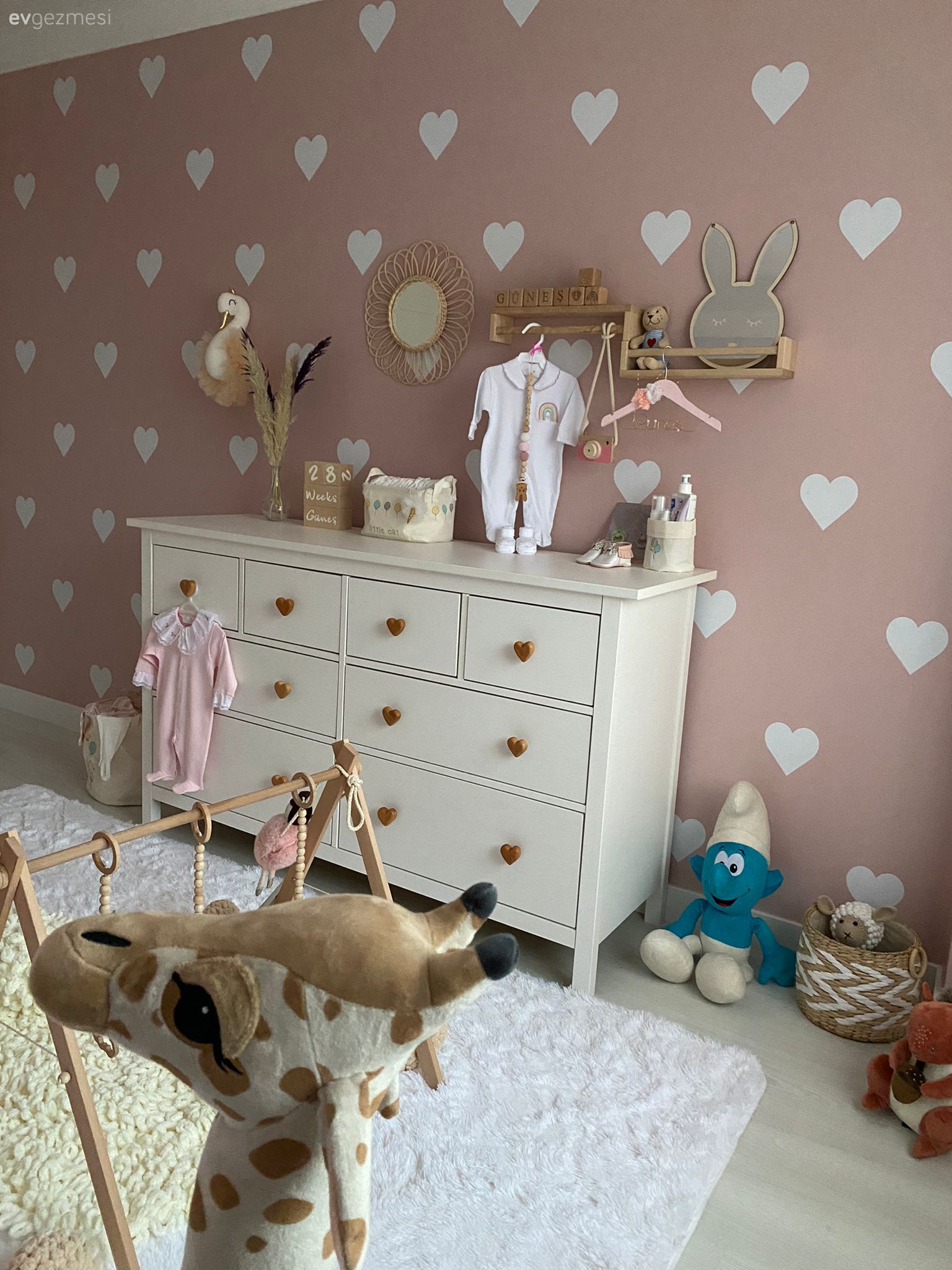 Çocuk Odası, Beyaz, Pudra pembe, Çocuk odası duvar dekorasyonu, Şifonyer, Yatak Odası, Halı, Çocuk odası halısı