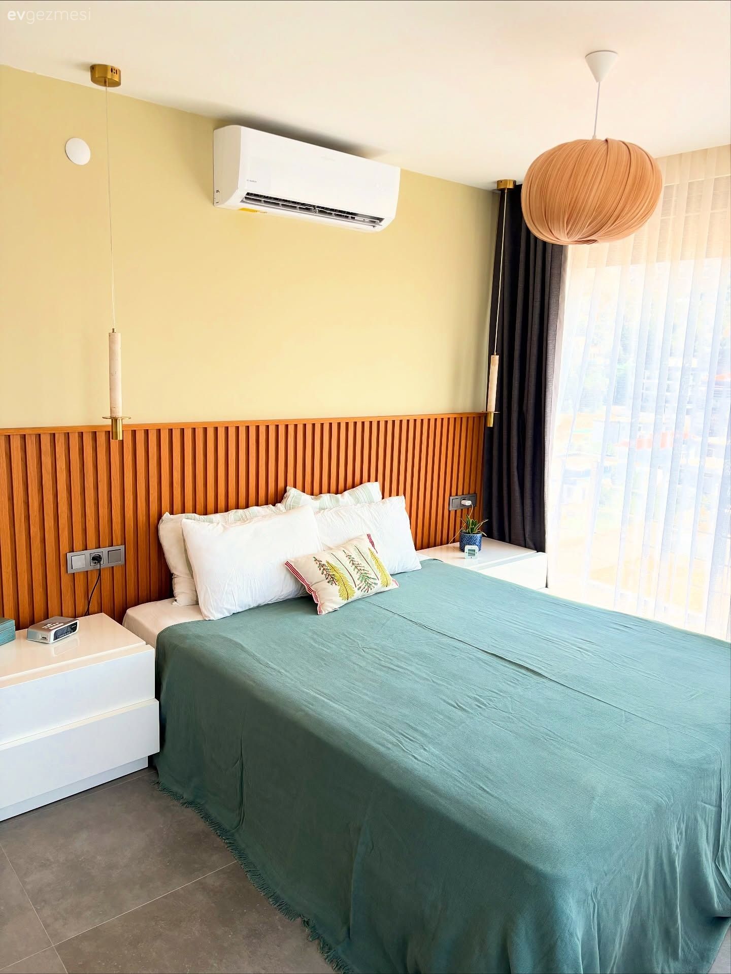 Yatak Odası, Modern, Duvar çıtalama, Yatak odası duvar dekorasyonu, Komodin, Hasır avize, Tül perde, Perde, Fon perde, Sarı, Beyaz