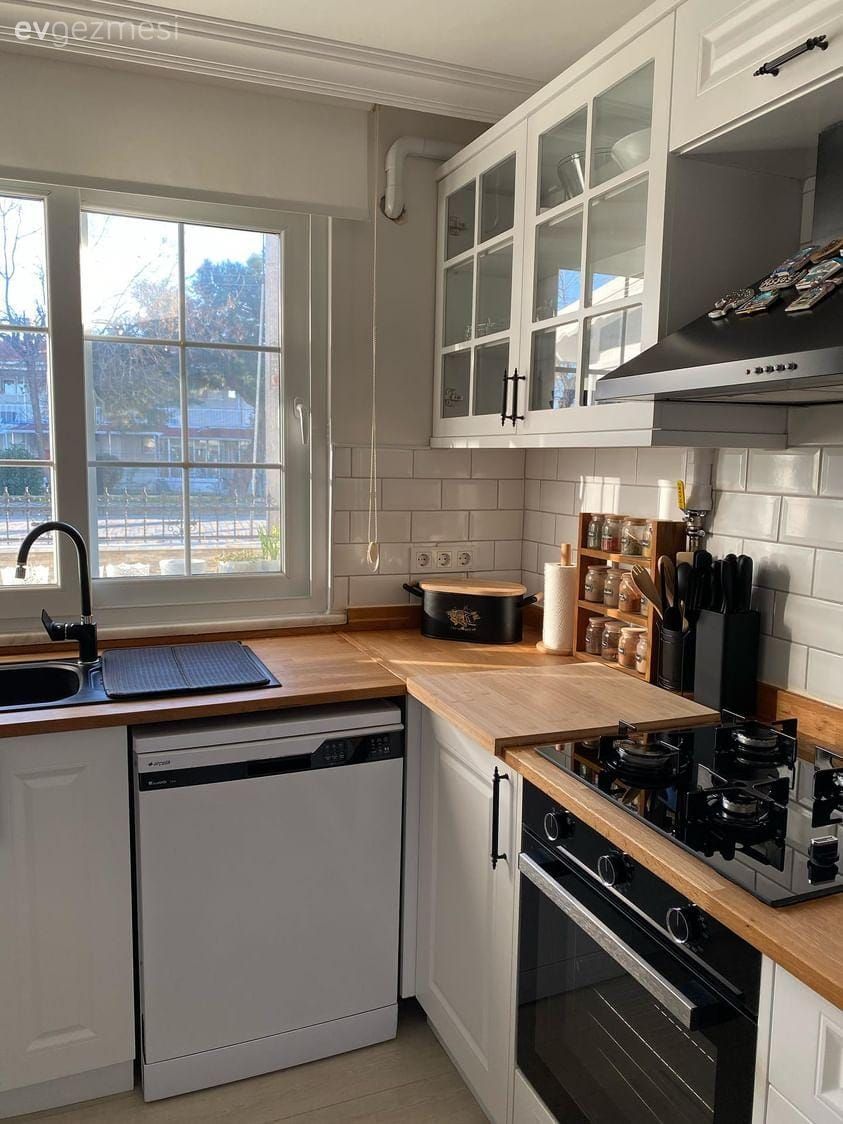 Bu Bahçeli Evde Ahşabın Sıcaklığı, Beyazın da Ferahlığı Her Şeye Yetmiş!