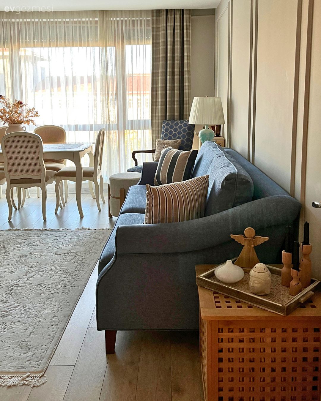 Salon, Country, Bohem Dekorasyon, Duvar çıtalama, Gri, Koltuk takımı, Kırlent, Ev tekstili, Fon perde, Perde, Tül perde, Bej, Krem, Sandalye, Yemek masası, Yan sehpa, Sehpa, Abajur, Aydınlatma