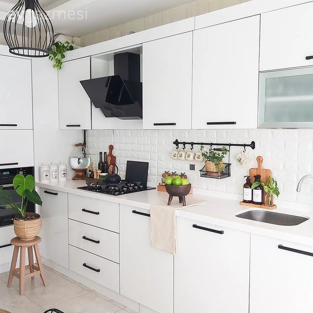 Mutfak, Beyaz, Beyaz mutfak, Mutfak tezgahı, Mutfak tezgah arası, Tezgah arası seramik, Metro seramik, Seramik, Davlumbaz, Ankastre, Mutfak Avize Modelleri