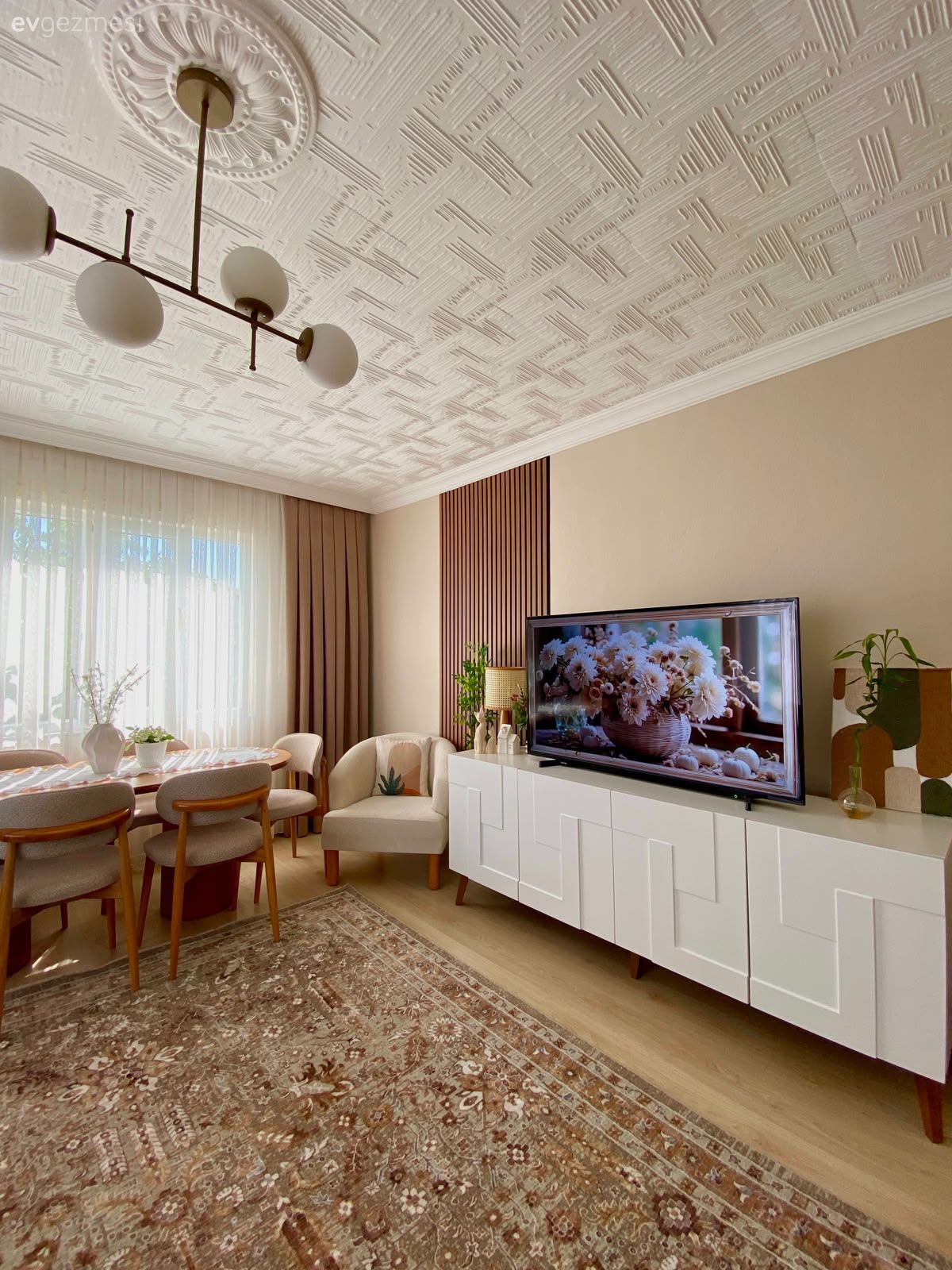 Duvar çıtalama, Tv ünitesi, Tv ünitesi aksesuarları, Ev Aksesuar, Halı, Salon halısı, Desenler, Sandalye, Yemek masası, Avize, Aydınlatma, Salon avizesi, Fon perde, Perde, Tül perde, Berjer, Kahverengi