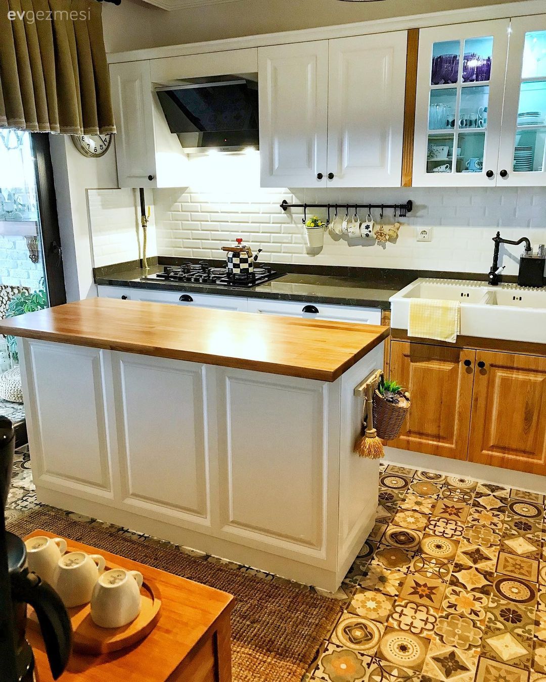 Mutfak, Rustik mutfak, Beyaz, Beyaz ve ahşap mutfak, Mutfak halısı, Ada mutfak, Mutfak tezgahı, Mutfak tezgah arası, Metro seramik, Seramik, Shaker kapaklı dolaplar, Jüt halı, Halı, Mutfak zemin seramikleri, Mutfak perdesi, Davlumbaz