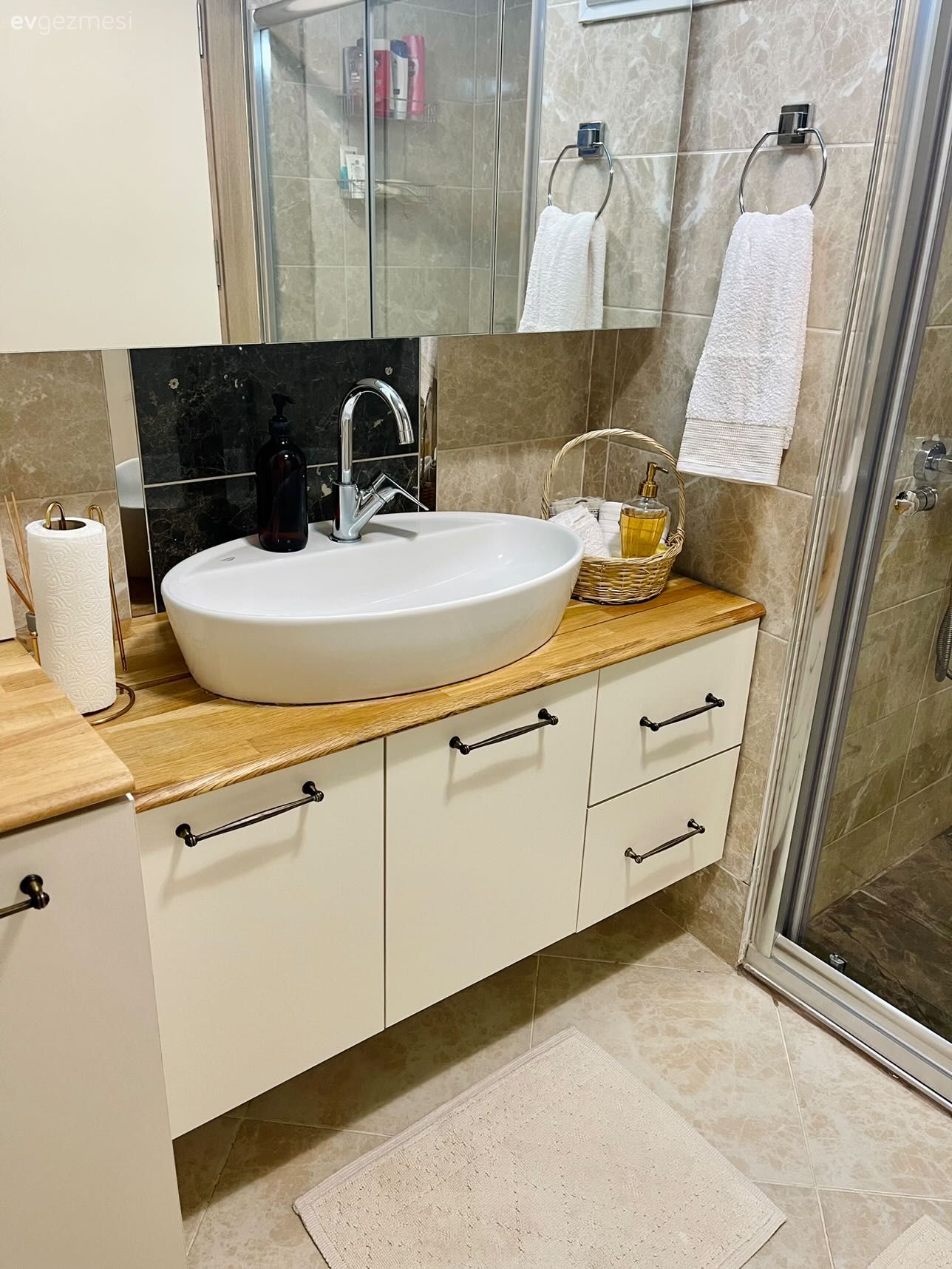 Banyo, Beyaz, Banyo dolabı, Banyo aynası, Banyo seramikleri