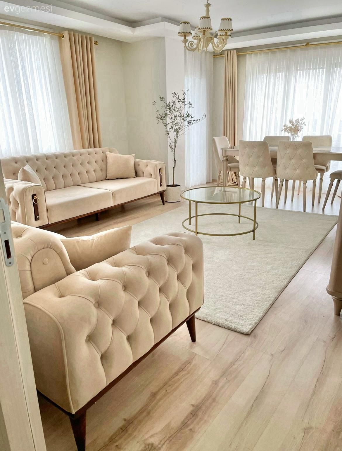 Modern Ruhlu Bu Evde Açık Renkler Birbirinden Kopmamış