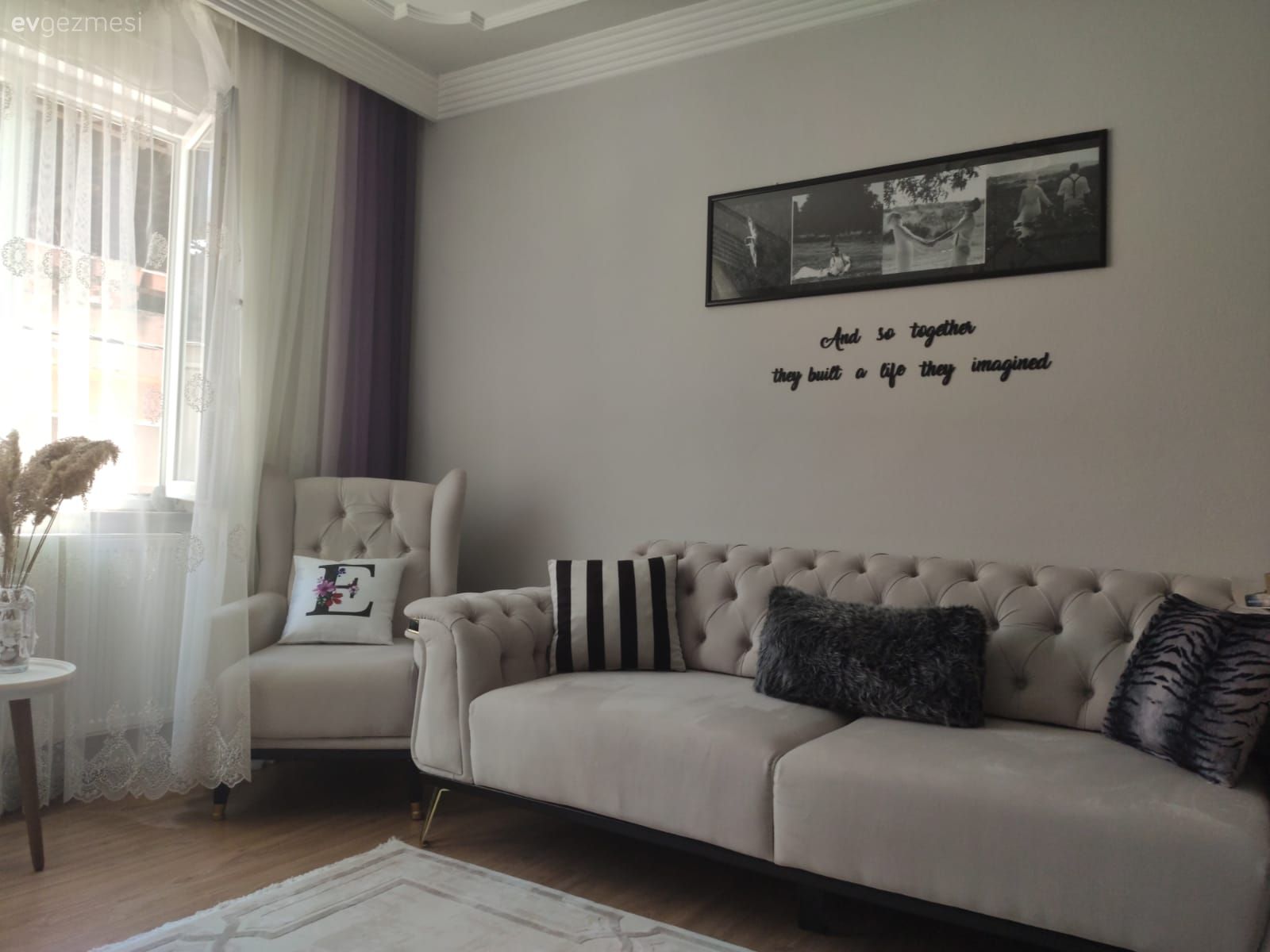 Salon, Beyaz, Bej, Koltuk takımı, Kırlent, Ev tekstili, Halı, Salon halısı, Yan sehpa, Sehpa, Vazo, Ev Aksesuar, Pampas otu, Berjer, Tablo, Duvar dekorasyonu, Tül perde, Perde