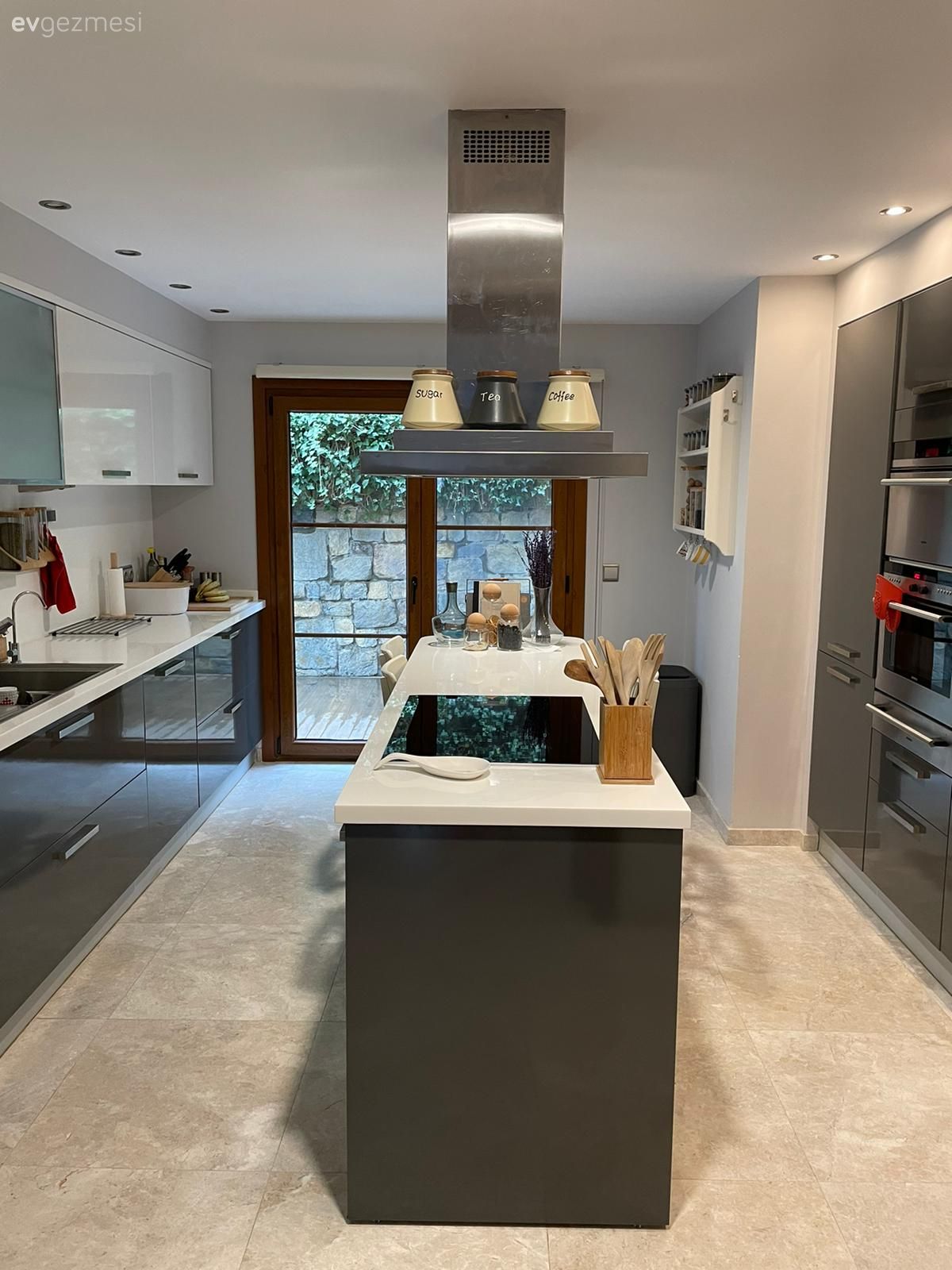 Zamansızlık Hissi Veren Bu Evde Az ve Çok Ortak Paydada Buluşmuş!