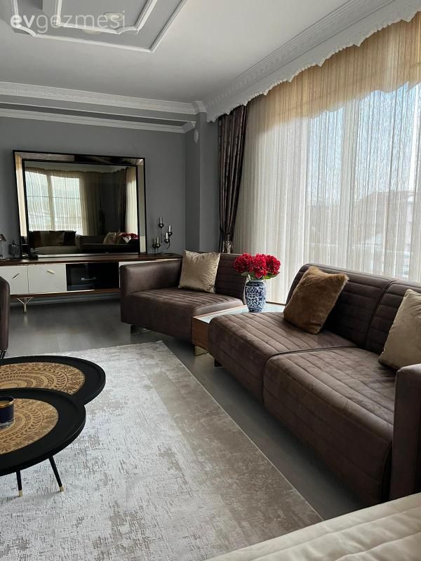 Salon, Klasik, Kahverengi, Krem, Bej, Koltuk takımı, Fon perde, Perde, Tül perde, Halı, Salon halısı, Orta sehpa, Sehpa, Berjer, Kırlent, Ev tekstili, Ev Aksesuar, Aynalı mobilya, Ayna, Vazo, Konsol, Konsol üzeri dekoratif objeleri