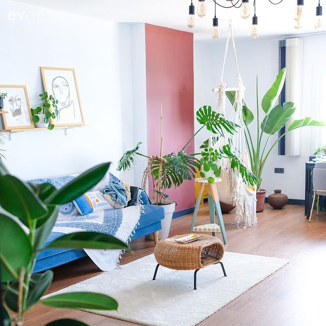 Oturma Odası, Mavi, Beyaz, Pembe duvar, Koltuk takımı, Bohem Dekorasyon, Hasır, Orta sehpa, Sehpa, Duvar rafı, Duvar dekorasyonu, Çerçeve, Ev bitkisi, Avize, Aydınlatma