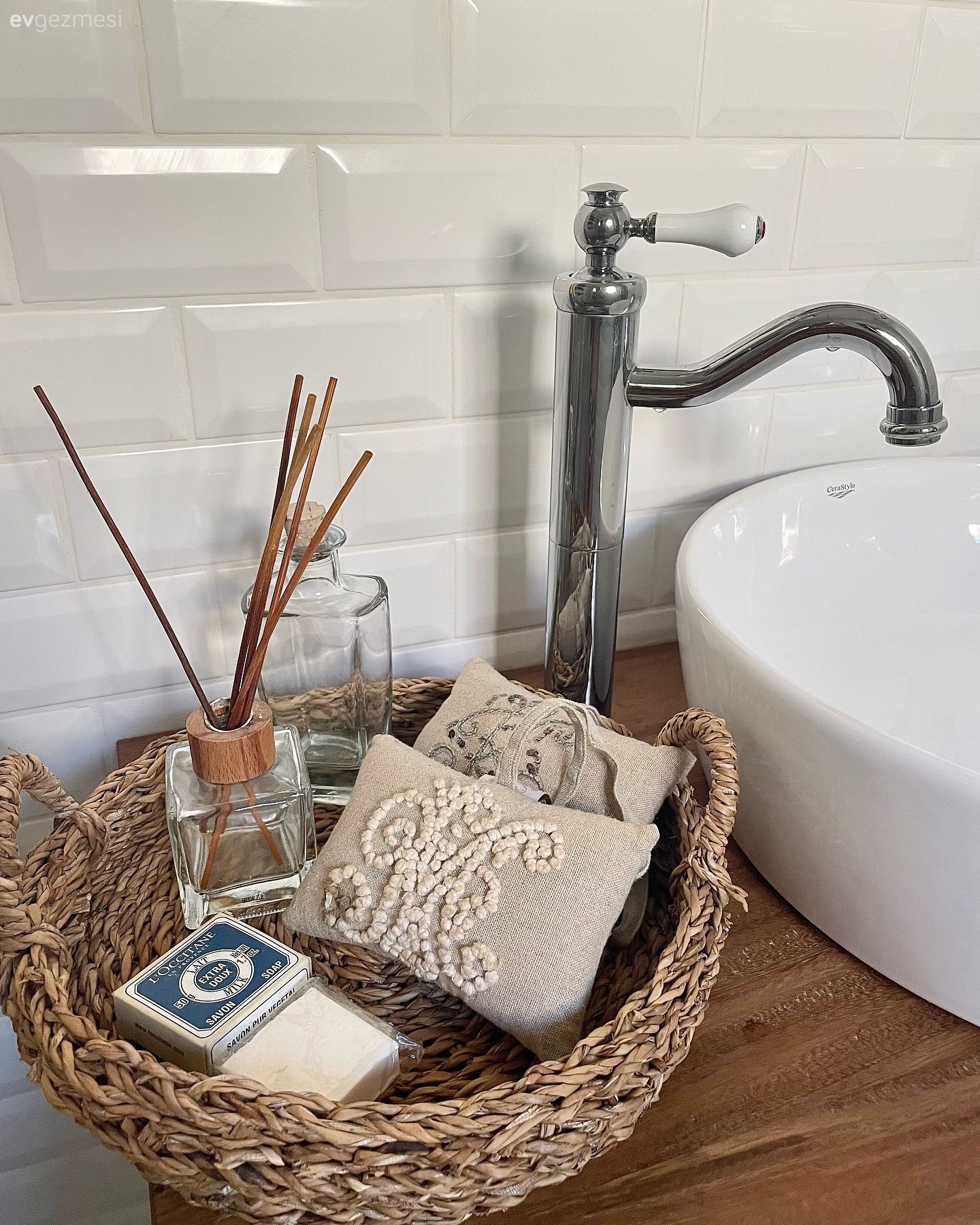 Çeşme'deki Bu Banyo Evin Samimi Ruhunu Yansıtıyor!