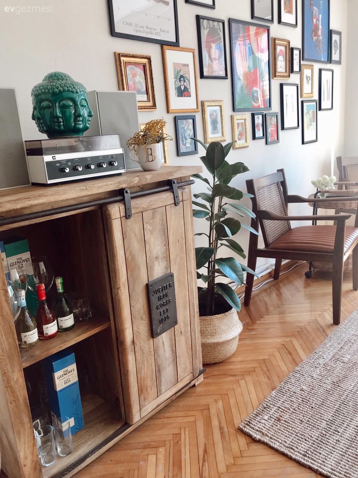 Masif ahşap, Dolap, Dekoratif Objeler, Çerçeve, Tablo, Duvar dekorasyonu, Galeri duvarı, Kahverengi, Yeşil, Kırmızı, Jüt halı, Halı, Parke, Sandalye, Hasır, Ev bitkisi, Saksı