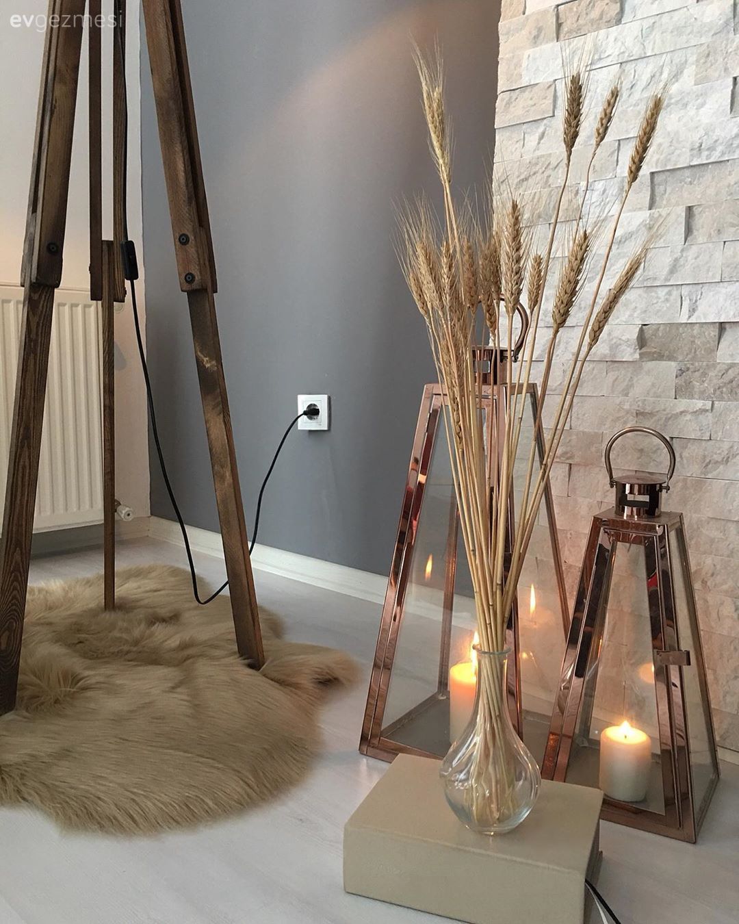 Post halı, Lambader, Aydınlatma, Ev Aksesuar, Fener, Ev bitkisi, Taş duvar, Gri duvar