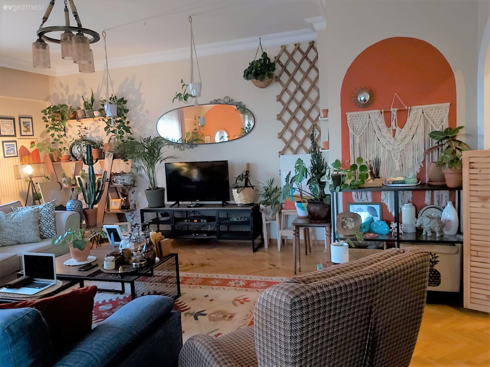 Salon, Bohem Dekorasyon, Mavi, Beyaz, Koltuk takımı, Ev bitkisi, Kırlent, Ev tekstili, Orta sehpa, Sehpa, Halı, Salon halısı, Tül perde, Perde, Turuncu, Ayna, Duvar dekorasyonu, Turuncu duvar rengi, Makrome, Avize, Aydınlatma