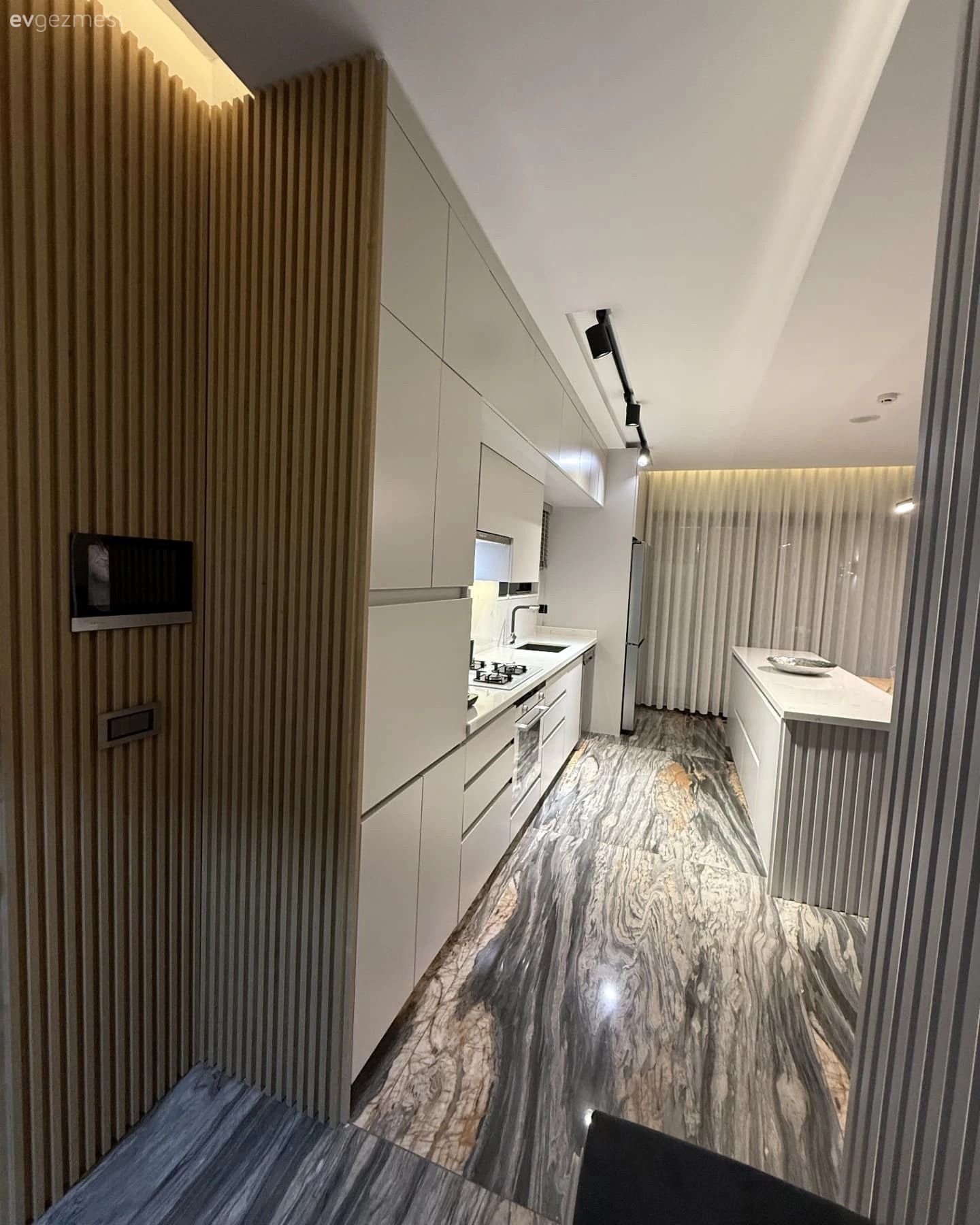 Kademeli Kulpsuz Dolaplar Bu Mutfağın Akıcı Görünmesini Sağlamış