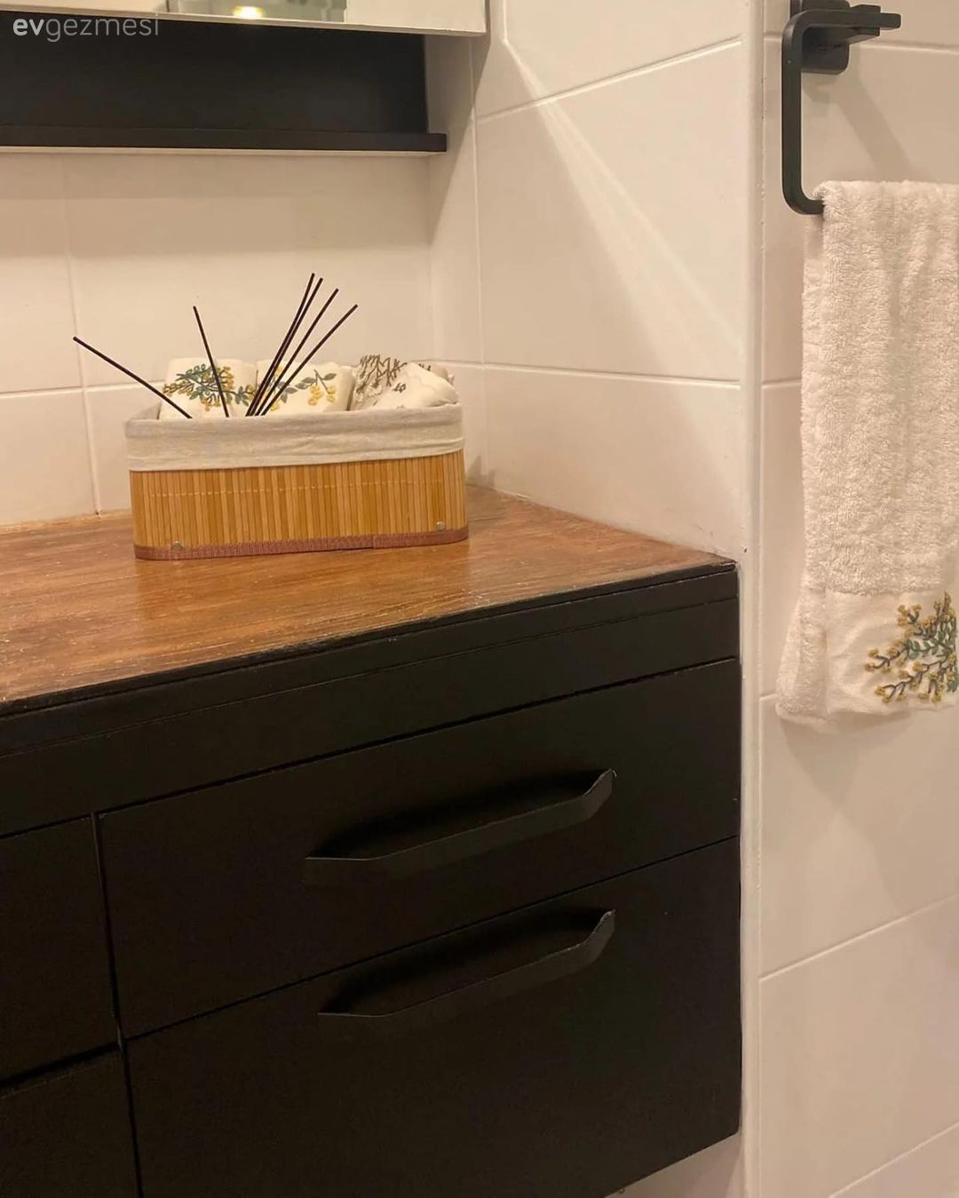 Öncesi&Sonrası: Siyaha Sarılan Bu Banyonun Yeni Hali Eskisinden Çok Farklı!