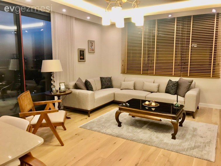 Salon, Modern rustik, Bej, Ahşap Mobilya, Beyaz, Jaluzi, Köşe koltuk, Koltuk takımı, Gri, Lambader, Aydınlatma, Orta sehpa, Sehpa, Halı, Parke, Berjer, Avize