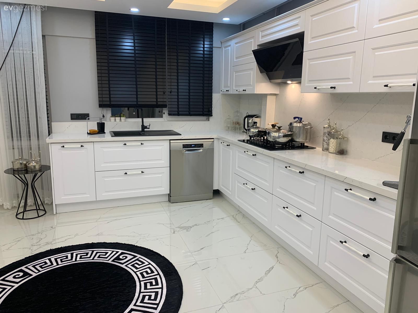 Mutfak, Beyaz, Siyah, Büyük mutfak, Mutfak tezgahı, Mutfak tezgah arası, Tezgah arası seramik, Mutfak perdesi, Mutfak zemin seramikleri, Yuvarlak halı, Halı, Tül perde, Perde, Tavan dekorasyon, Led aydınlatma, Aydınlatma