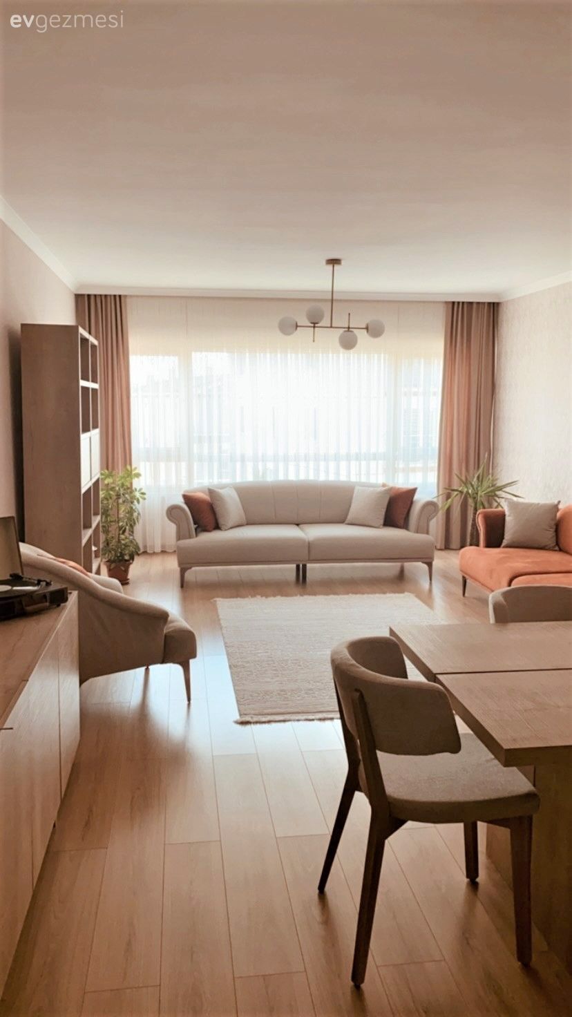 Salon, Modern, Beyaz, Turuncu, Krem, Bej, Koltuk takımı, Halı, Fon perde, Perde, Tül perde, Tv ünitesi, Tv ünitesi aksesuarları, Ev Aksesuar, Berjer, Avize, Aydınlatma, Salon avizesi, Kırlent, Ev tekstili, Sandalye, Yemek masası, Parke