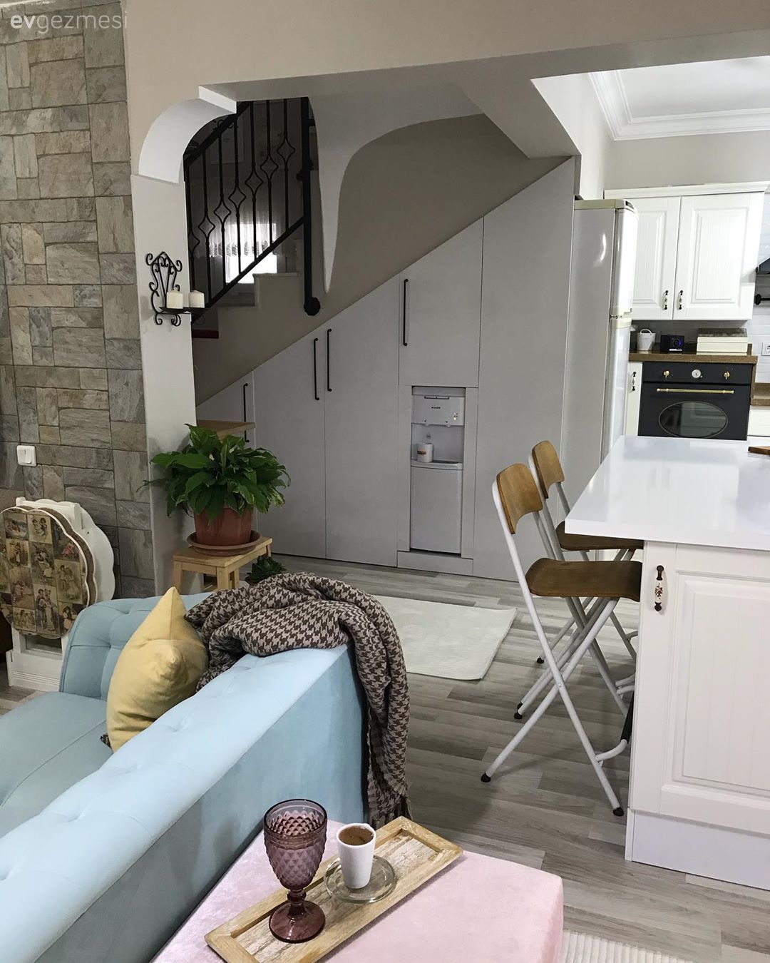 Salon, Koltuk takımı, Ahşap Mobilya, Mavi, Beyaz, Amerikan Mutfak, Dubleks evler, Vestiyer, Ev bitkisi