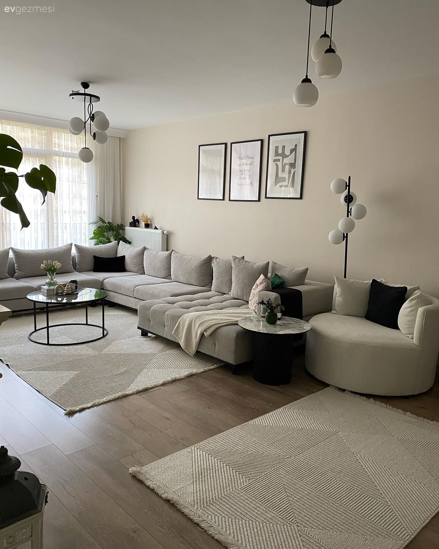 Salon, İskandinav, Modern, Köşe koltuk, Koltuk takımı, Berjer, Beyaz, Bej, Siyah, Halı, Salon halısı, Kırlent, Ev tekstili, Tablo, Duvar dekorasyonu, Lambader, Aydınlatma, Ev bitkisi, Parke, Beyaz halı, Beyaz koltuk, Tül perde, Perde