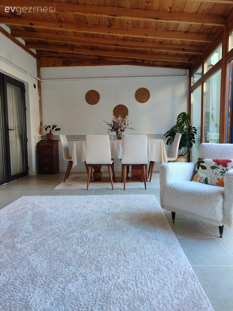 Kapalı teras, Rustik, Beyaz, Bej, Hasır, Berjer, Halı, Sandalye, Yemek masası, Ev bitkisi, Saksı, Kırlent, Ev tekstili