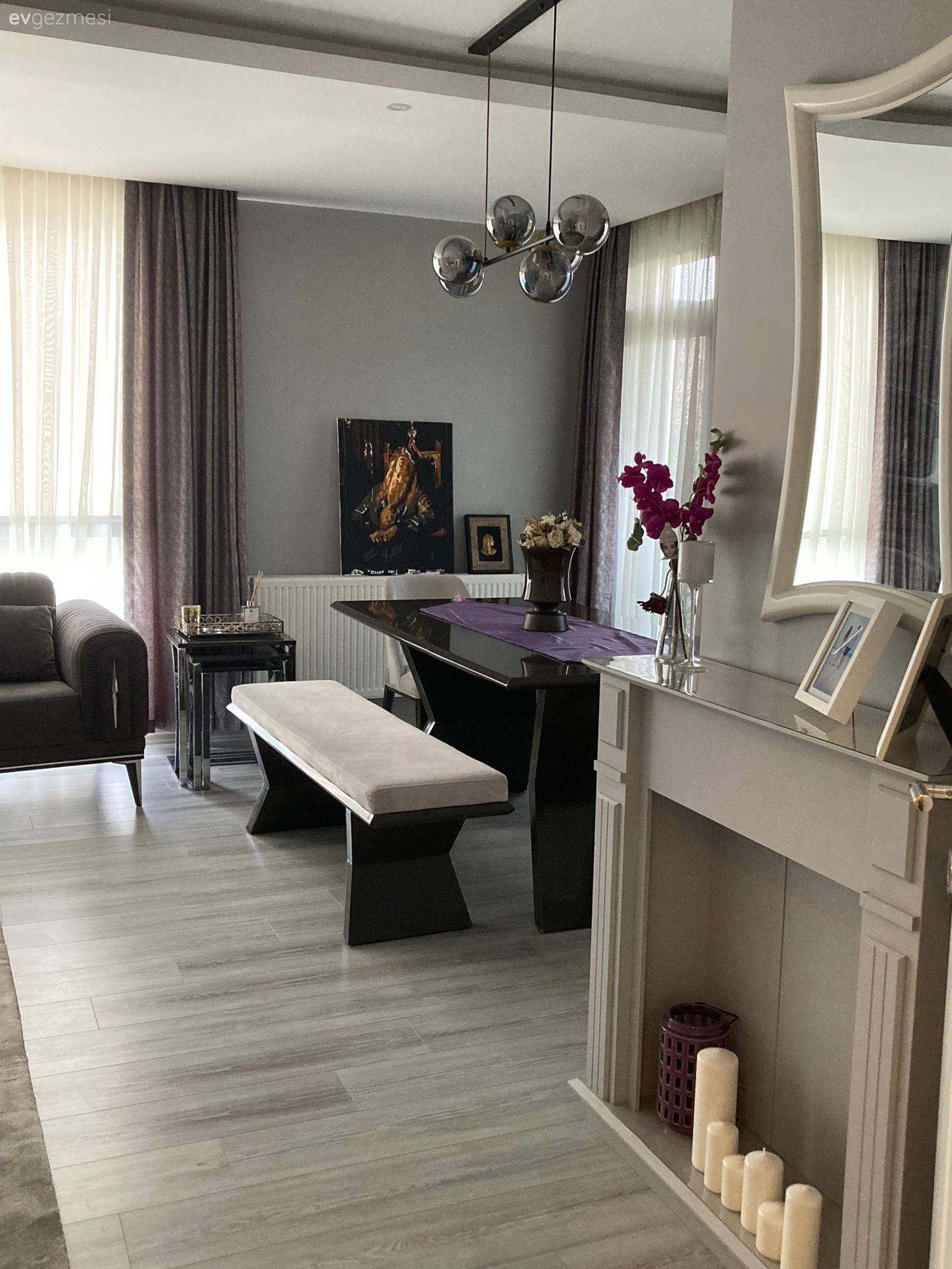 Salon, Modern, Siyah, Beyaz, Kahverengi, Bank, Yemek masası, Tablo, Duvar dekorasyonu, Fon perde, Perde, Tül perde, Koltuk takımı, Avize, Aydınlatma, Yemek odası avizesi, Dekoratif Objeler, Vazo, Ev Aksesuar, Ayna, Şömine, Yan sehpa, Sehpa, Parke