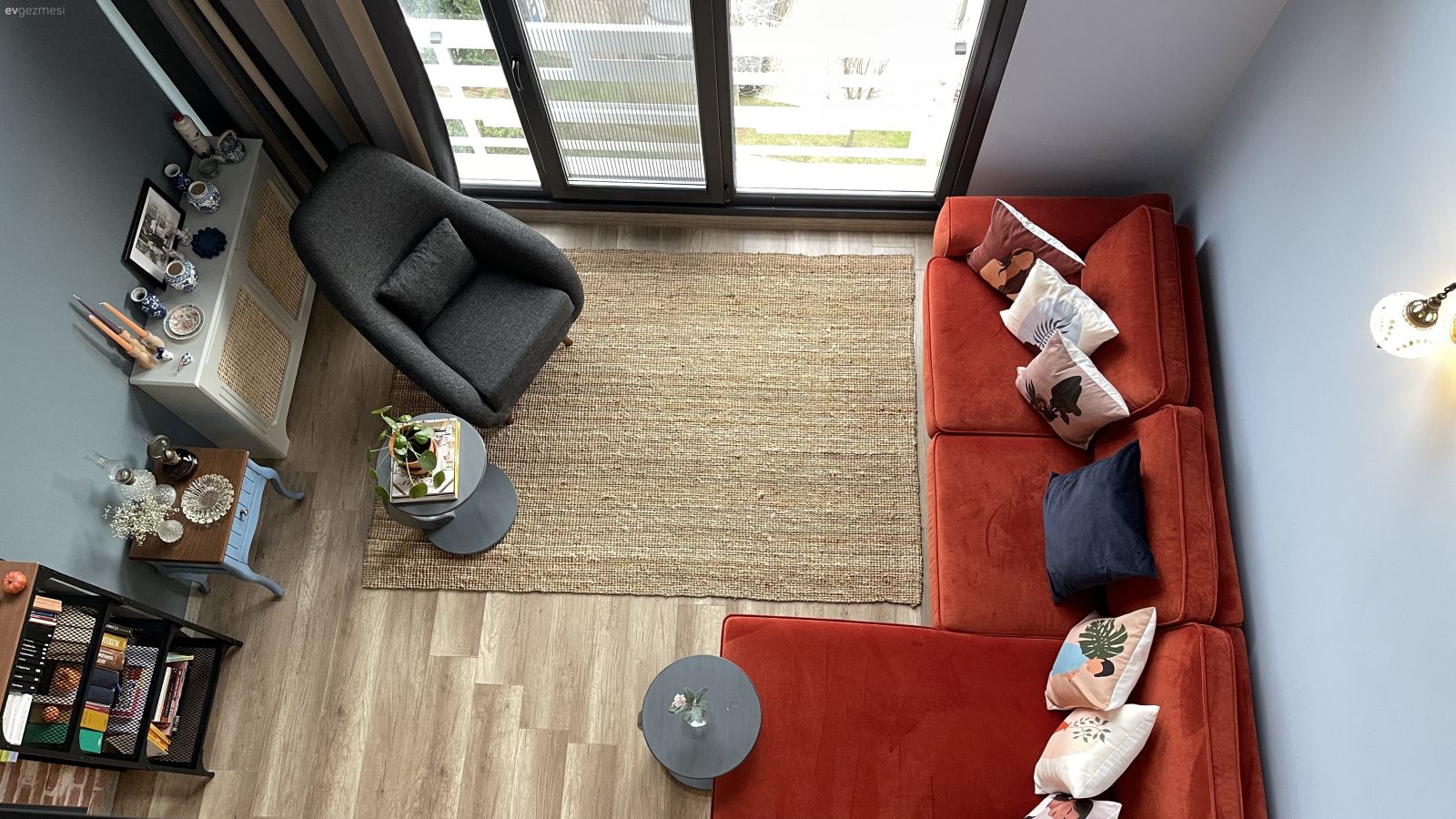 Salon, Dubleks evler, Modern, Kırmızı, Gri, Berjer, Kırlent, Ev tekstili, Köşe koltuk, Koltuk takımı, Gri duvar