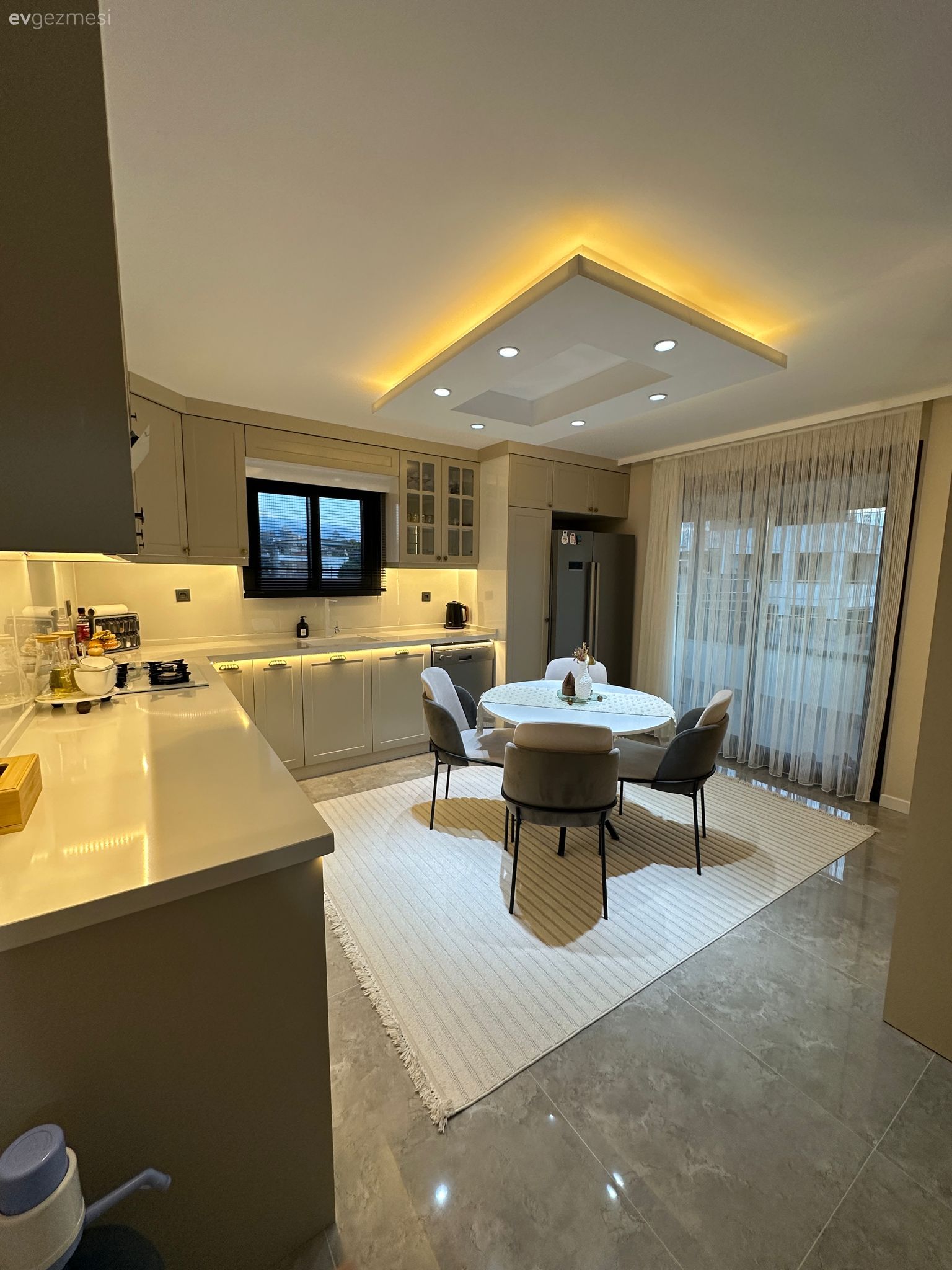 Mutfak, Country, Gri, Bej, L-tipi mutfak, Mutfak masası, Mutfak sandalyesi, Mutfak tülü, Mutfak perdesi, Mutfak halısı, Mutfak tezgahı, Mutfak tezgah arası, Mutfak aksesuarları, Spot aydınlatma, Aydınlatma, Mutfak zemin seramikleri