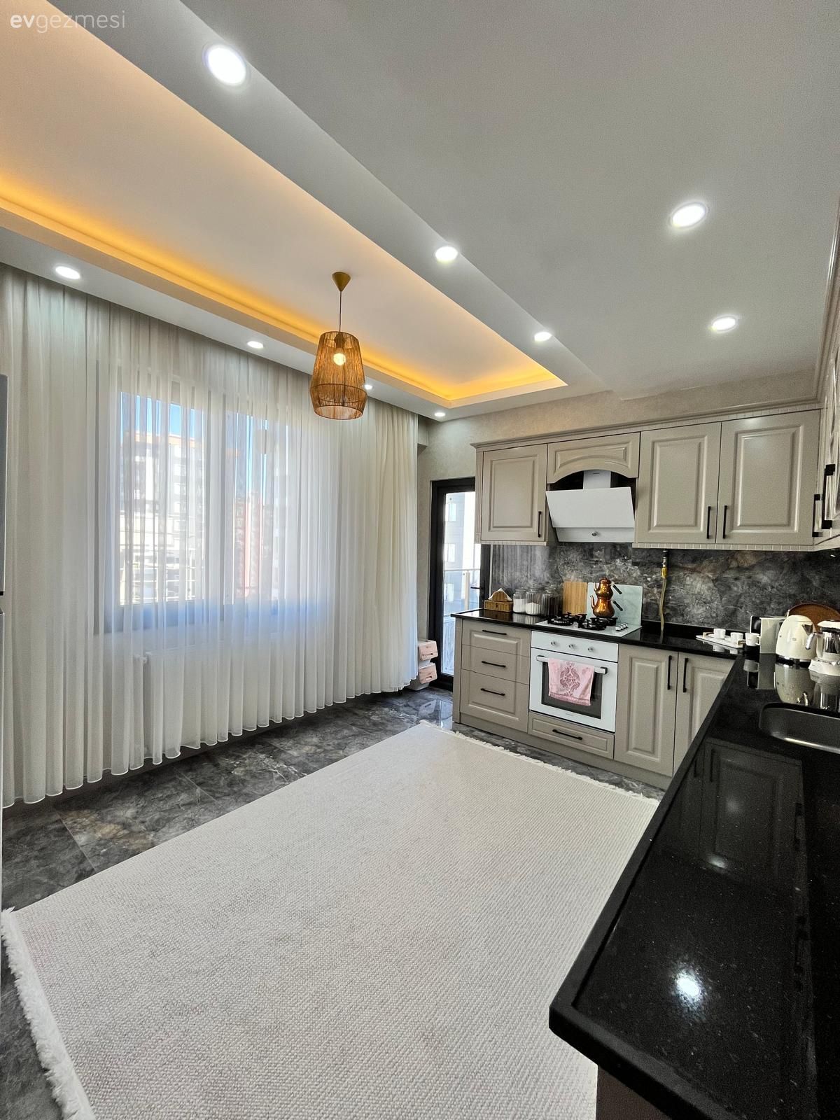 Mutfak, Gri, Bej, Siyah, Led aydınlatma, Aydınlatma, Hasır avize, Siyah tezgah, Mutfak tezgahı, Mutfak tezgah arası, Mutfak tülü, Mutfak perdesi, Mutfak halısı