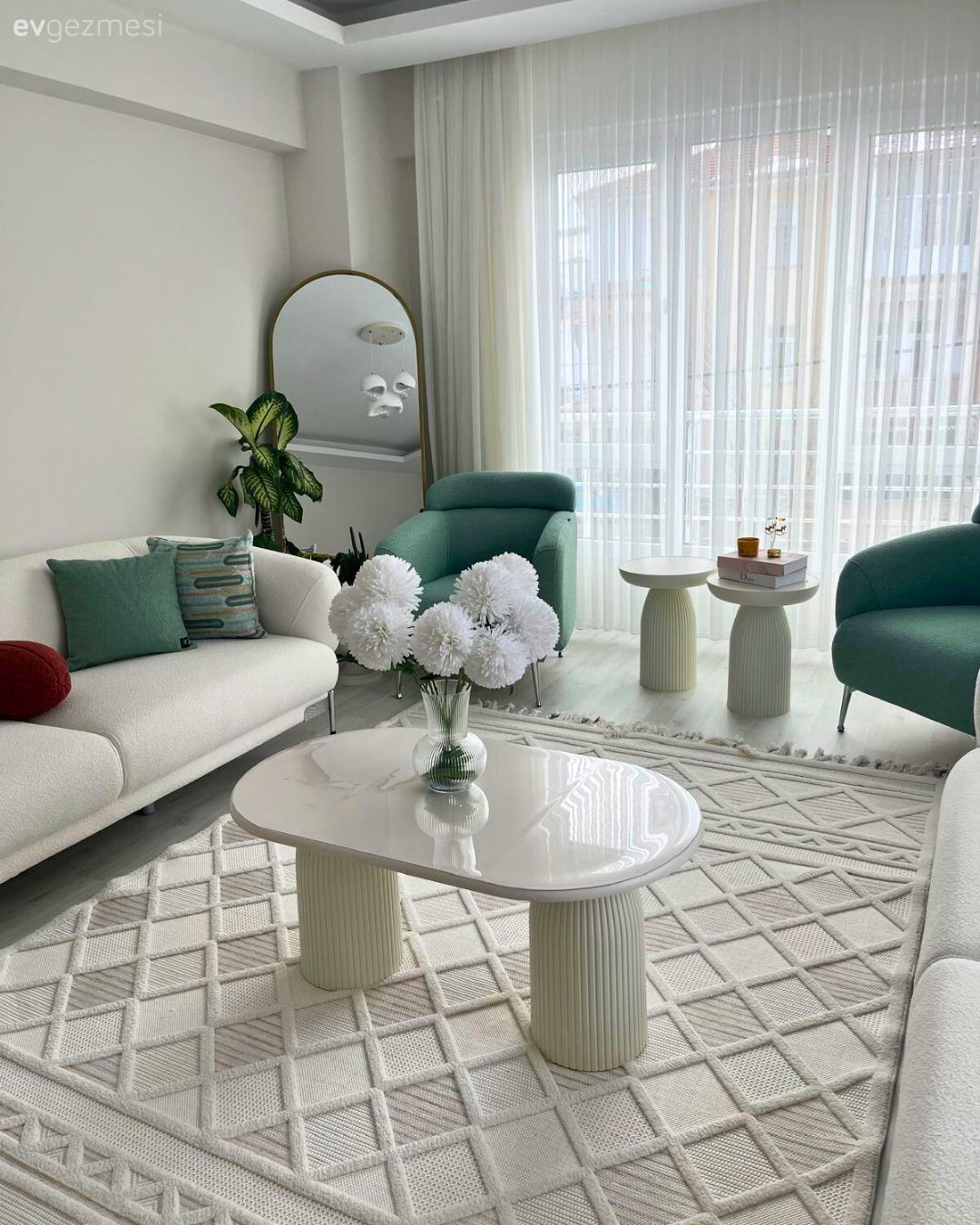 Beyaz, Bej, Krem, Modern, Tül perde, Perde, Mint yeşil, Koltuk takımı, Berjer, Orta sehpa, Sehpa, Halı, Salon halısı, Beyaz halı, Ev bitkisi, Yan sehpa, Dekoratif Objeler, Boy aynası, Ayna