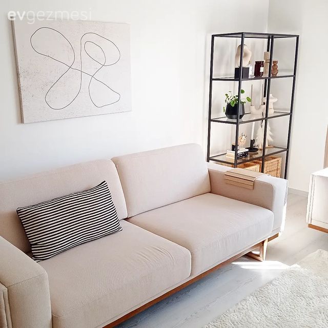 Salon, İskandinav, Beyaz, Ahşap Mobilya, Koltuk takımı, Beyaz koltuk, Halı, Salon halısı, Vazo, Ev Aksesuar, Kırlent, Ev tekstili, Tablo, Duvar dekorasyonu, Vitrin, Dekoratif Objeler