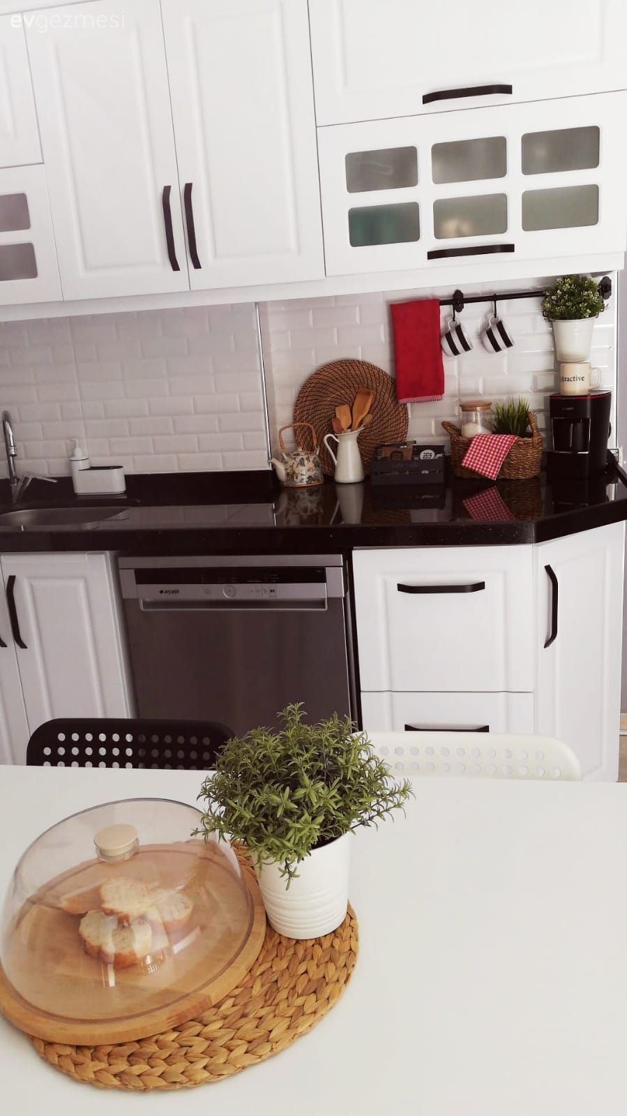 Mutfak, Beyaz, Siyah, Küçük mutfak dekorasyonu, Mutfak masası, Sandalye, Mutfak tezgahı, Halı