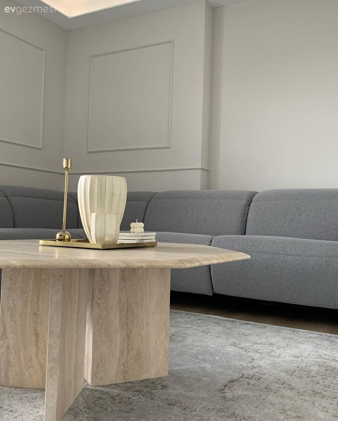 Gri duvar, Duvar çıtalama, Gri, Bej, Halı, Orta sehpa, Sehpa, Vazo, Ev Aksesuar