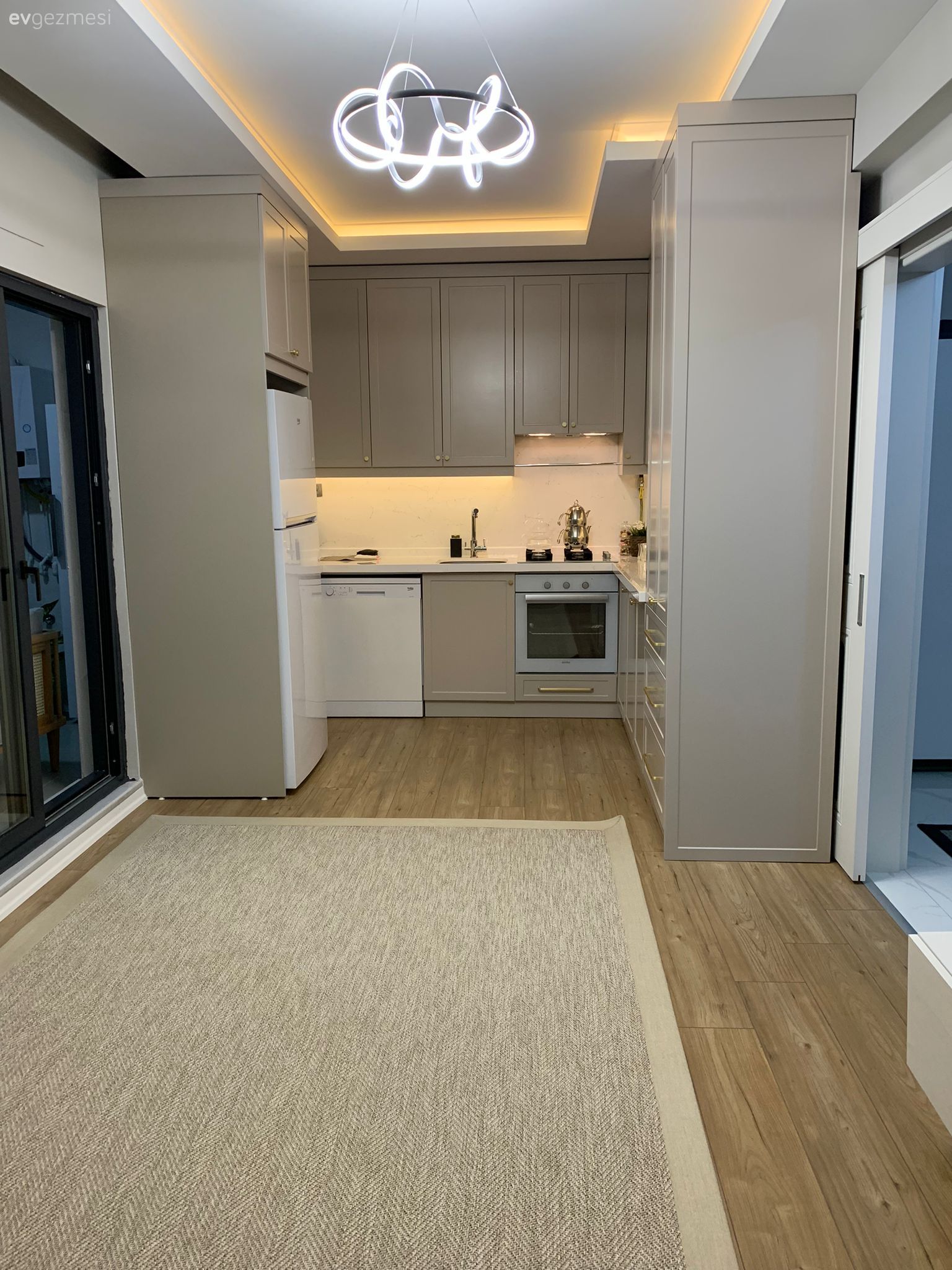 Amerikan Mutfak, Mutfak, Beyaz, Vizon, Gri, Altın, U-tipi mutfak, Shaker kapaklı dolaplar, Mutfak tezgahı, Mutfak tezgah arası, Led aydınlatma, Aydınlatma, Mutfak Avize Modelleri, Mutfak halısı, Jüt halı, Halı