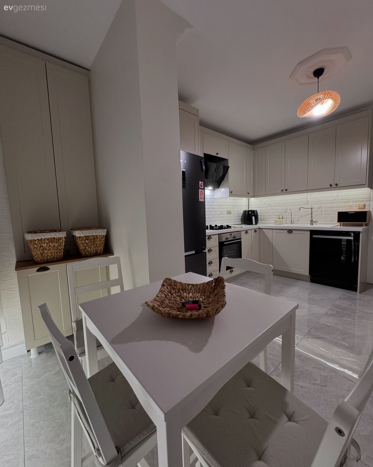 Bu Mutfakta Alan Geniş Olunca Köşeler Çoğalmış!