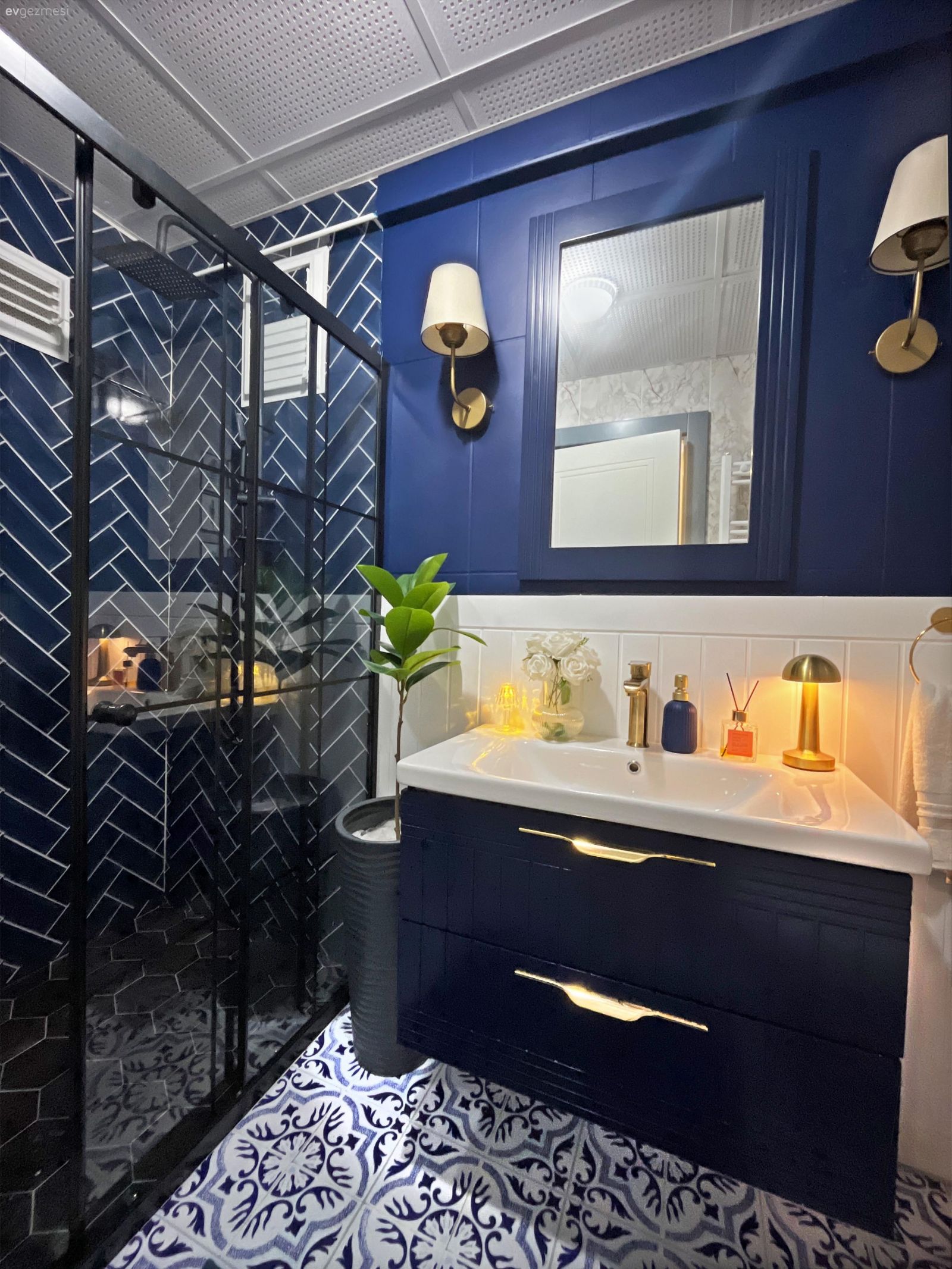 Banyo, Beyaz, Lacivert, Siyah, Banyo dolabı, Aplik, Aydınlatma, Banyo seramikleri