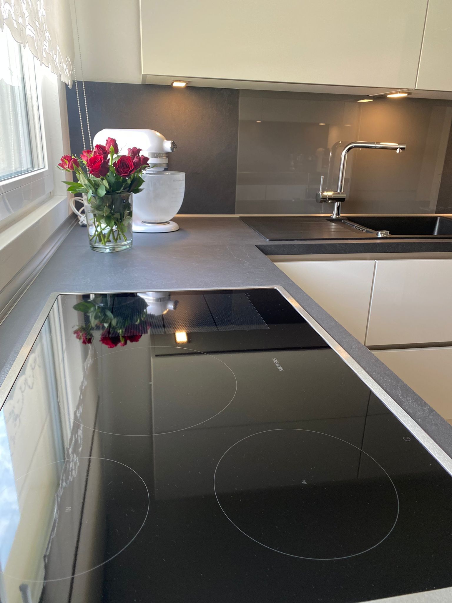 Siyah tezgah, Mutfak tezgahı, Cam Ankastre, Ankastre, Mutfak tezgah arası, Beyaz, Kulpsuz mutfak dolabı