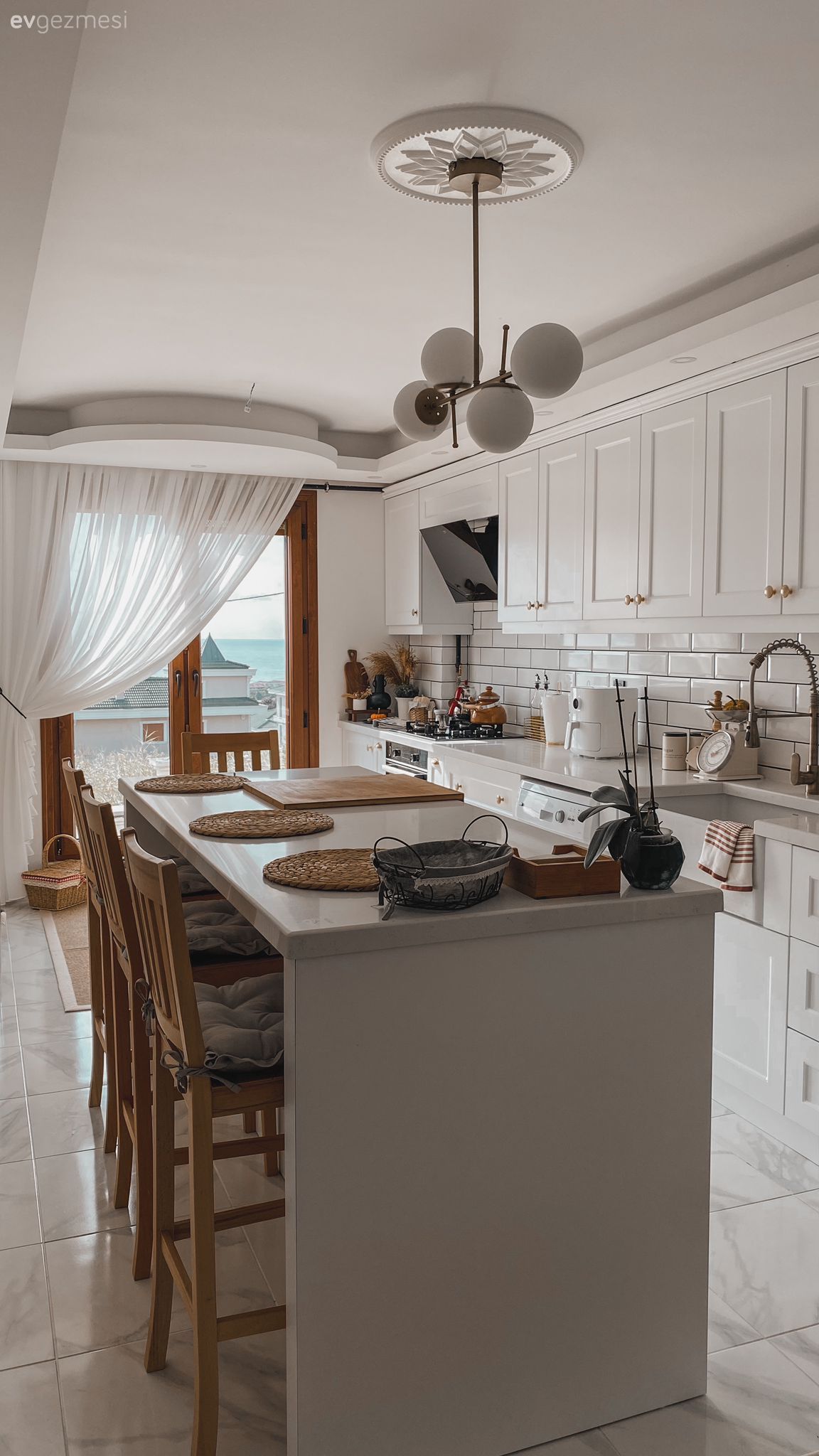 Mutfak, İskandinav, Country, Beyaz, Beyaz ve ahşap mutfak, Shaker kapaklı dolaplar, Altın, Ada mutfak, Sandalye, Ahşap Mobilya, Mutfak tezgahı, Mutfak tezgah arası, Mutfak Avize Modelleri, Mutfak perdesi, Mutfak aksesuarları