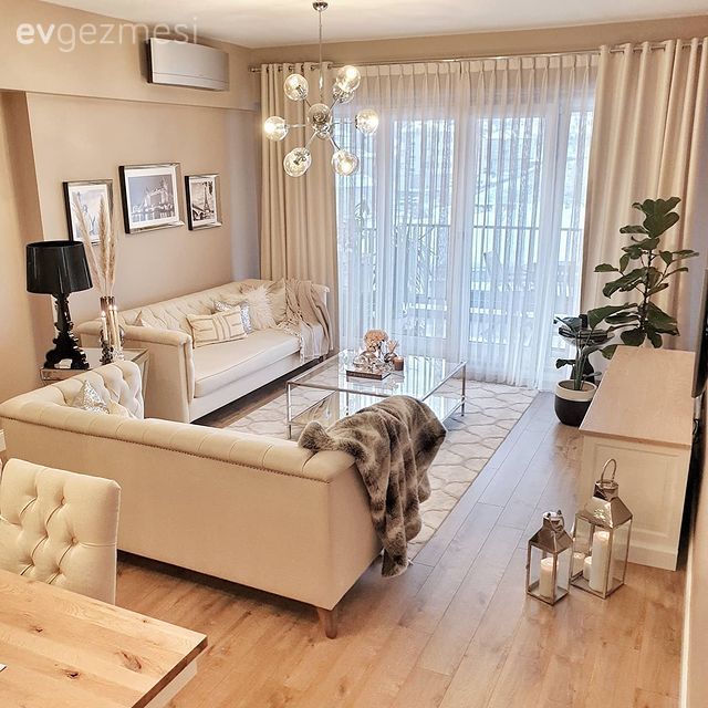 Salon, Beyaz, Krem duvar, Koltuk takımı, Tül perde, Perde, Ev bitkisi, Parke, Orta sehpa, Sehpa, Çerçeve, Duvar dekorasyonu, Lambader, Aydınlatma, Fener, Ev Aksesuar, Avize, Salon avizesi, Halı, Salon halısı, Siyah, Art deko, Bej